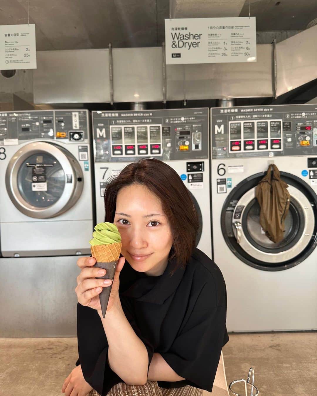 増田有華のインスタグラム：「＊  束の間の休息をいただけたので、お散歩がてら近くの神社にいき、短冊を書いてお参り⛩️🎋 めっっっずらしくアイスを食べたくなったのでたまたま近くにいた友人を呼びつけて← 1時間カッフェしました。 これまた珍しく抹茶ソフト。 おすすめされたカフェにコインランドリーが付いていて、おしゃれで綺麗で素敵空間だった。 明日からまた、がんばります‼︎  ・ ・ ・ #アイス #抹茶ソフト #カフェ #コインランドリー」