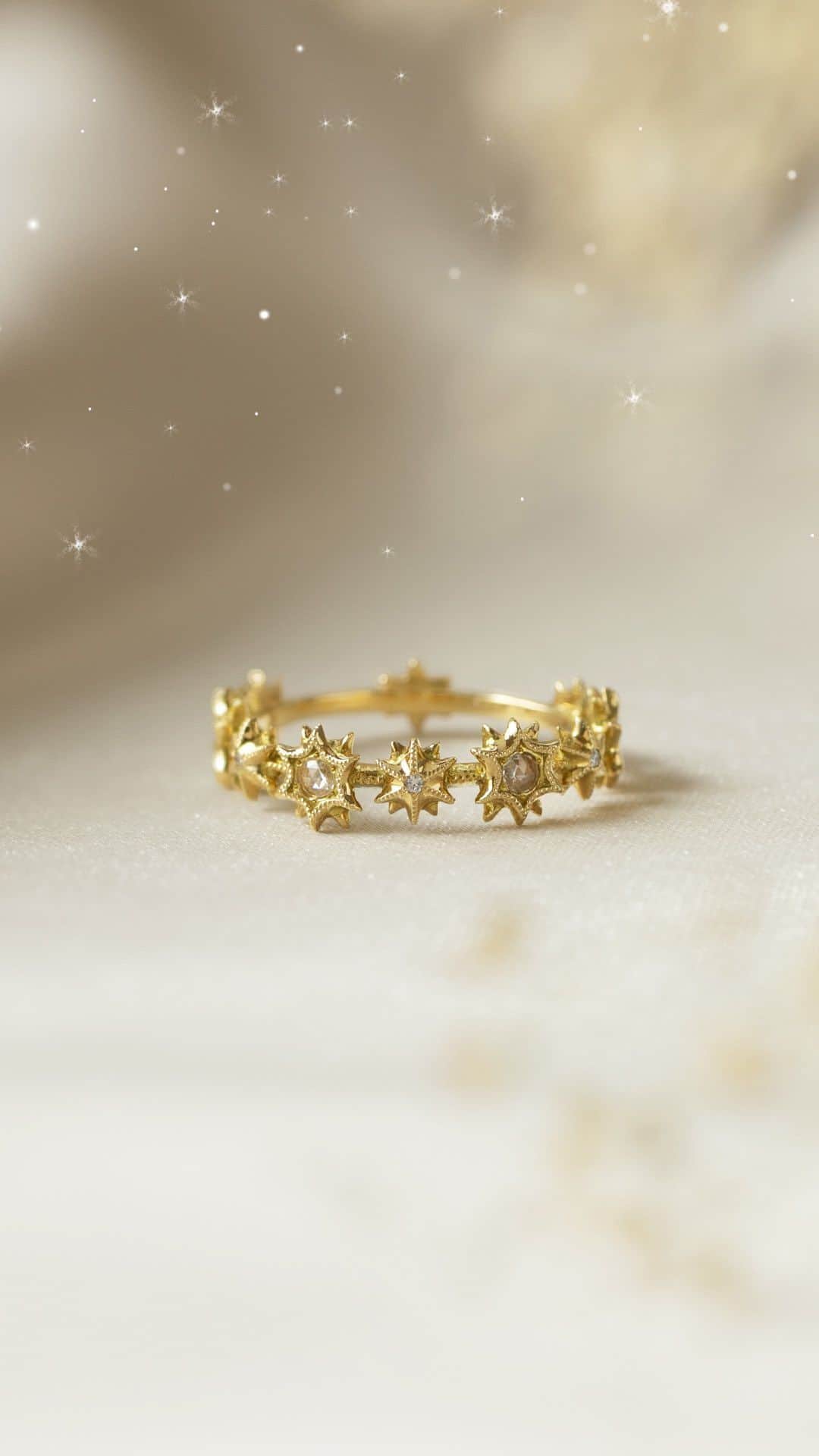 AbHerї〈アベリ〉のインスタグラム：「【“etoile” 星の輝き】空に無数に存在する「星」をイメージしたetoile(エトワール）”シリーズから、人気のダイヤモンドリングのご紹介です。　   ミルグレインを施した趣の異なる大小の星モチーフが、指の周りをリズミカルに囲むデザイン。大きい星モチーフにはローズカットダイヤモンドが留められ、その柔らかい輝きにクラシカルな雰囲気が漂います。手のひら側にも星モチーフが煌めき、どこから見ても美しいエタニティタイプのリングです。   同シリーズのブレスレットとのコーディネートもおすすめ。この季節、星の煌めくコーディネートをお楽しみくださいませ。 　 　 　 ■“etoile” Diamond Ring Design №：836A Details：K18YG, Diamond 　 　 　 ▶画像をタップして詳細をご覧いただけます。   ▶︎オフィシャルサイト、オンラインショップは @abheri_official のリンク先abheri.comよりご覧ください。 　 　 　 #abheri #abherï #アベリ #ジュエリー #ダイヤモンド #ローズカットダイヤモンド #ダイヤモンドジュエリー #ゴールドジュエリー #リング #ダイヤモンドリング #ダイヤリング #エタニティリング #ゴールドリング #星リング #星モチーフ #k18ジュエリー #k18リング #指輪 #ジュエリー好き #ご褒美ジュエリー #記念日ジュエリー #お守りジュエリー #ジュエリーブランド #ジュエリーショップ #ミルグレイン #jewelry #diamondjewelry #diamondring #ring #starring」