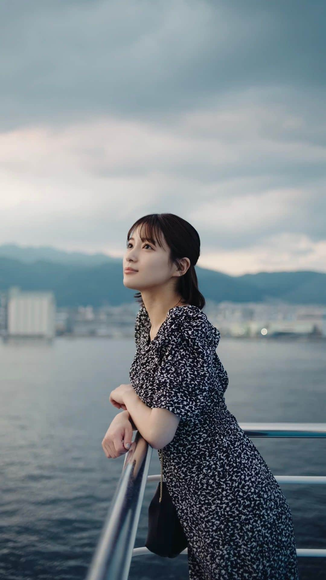 織田奈那のインスタグラム：「はじめてのフェリー旅⛴️ 神戸港→新門司港へ  船に入るとすぐ豪華客船のようなエントランスが！  船内には大浴場、そしてなんと露天風呂もあるの！！！ 露天風呂から見える夜景や大海原の景色が最高♨️  売店では阪九フェリーのマスコットキャラクターである「ふねこ」グッズが購入できるよ〜🐈 見てるだけで癒される〜〜🐈  客室はグループで宿泊できるカジュアルな部屋から、ゴージャスなスイートがあるよ。今回私が泊まったのはスイート🫶🏻  レストランでは九州各地より取り寄せた新鮮なブランド魚を堪能🐟 カウンターに並んだ料理をすきなだけピックアップできるよ🍽️ おすすめはアツアツで出てくる鉄板料理！  日の出は早起きして見る価値あり🌅  朝食には焼きたてパンが食べれられるの🍞  初のフェリーとっても感動した🥹 この感動をみんなにも是非体験してほしい！！ 私はやっぱり船から見える夜景、大海原が心に染みまくりました😌😌 是非家族や友人、恋人を誘ってフェリーを利用してみてね⛴️  #はじめてフェリー #阪九フェリー #フェリー #ふねこ #旅行 #PR」