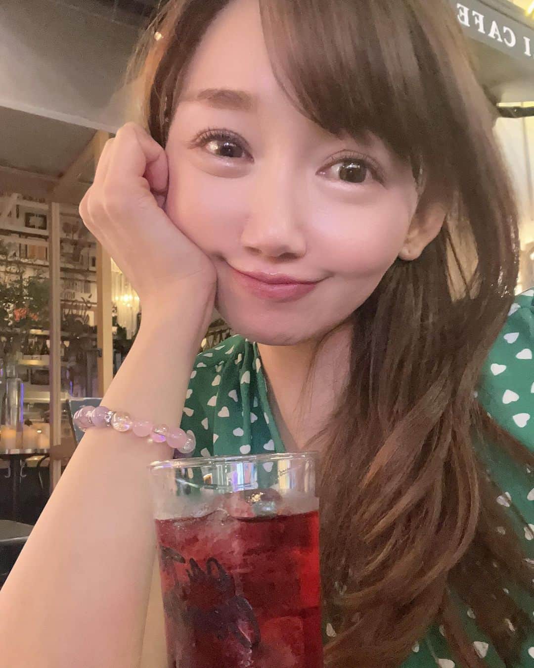 開高明日香のインスタグラム：「今日は、ムシムシじめじめですね🤢  早く梅雨明けしないかなー🥺  昨日の夜は、テラス席でのお食事、気持ちよかった🫧  #テラス #テラスカフェ」