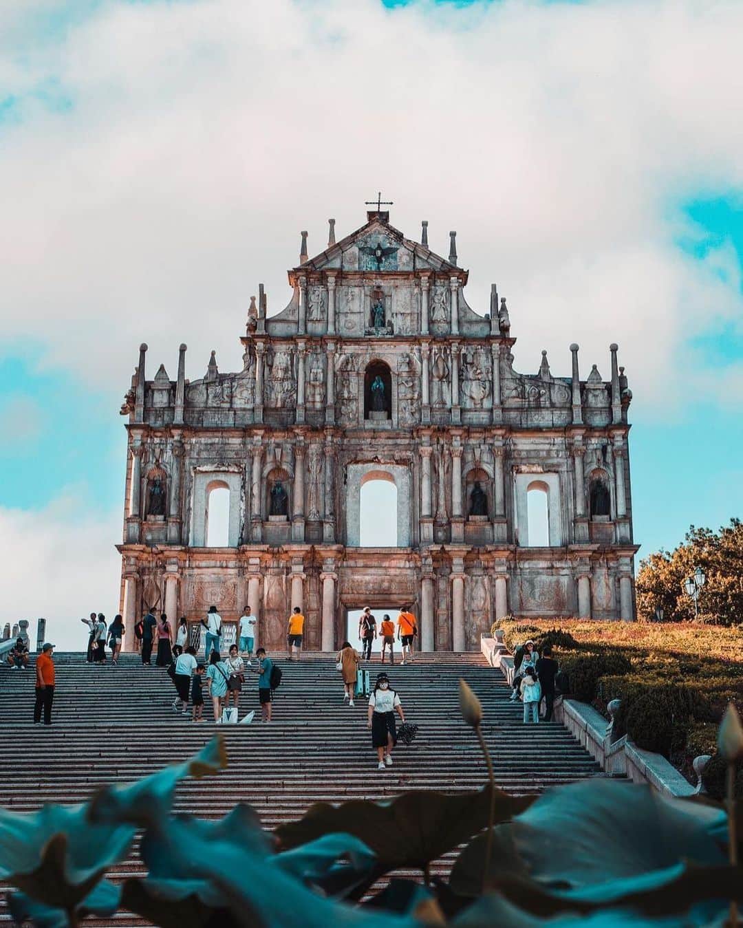 キャセイパシフィック航空のインスタグラム：「There’s a world of vibrant culture behind the blinding casino lights of Macau🇲🇴.  With its rich history etched into every corner, the city is a blast to navigate through, from the iconic Ruins of St. Paul’s, to the sino-portuguese architecture spread across the peninsula’s roadsides. Only a ferry ride away, Macau is definitely worth the trip when you are visiting Hong Kong✨. And we haven’t even mentioned the snacks yet😋!  在璀璨奪目的賭場霓虹招牌背後，澳門這座城市處處充滿濃厚的歷史氣息🇲🇴。由香港岀發，只需一程渡輪，你就能一訪前身為聖保羅大教堂遺址的大三巴牌坊，或欣賞街上富中葡特色的建築物。加上當地各款特色街頭小食😋，絕對值得你一再遊覽！  📸 @alesscamera, @timothyyunchaktin, @korlouyeah, @mansonyms  #cathaypacific #MoveBeyond」