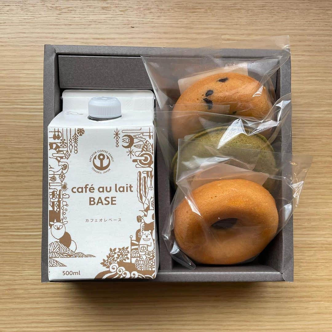 福田利之さんのインスタグラム写真 - (福田利之Instagram)「アンカーコーヒーのカフェオレベースと我が家も大好物のドーナツのセットが届きました。 小野寺さん、いつもありがとうございます。 http://anchor2fullsail.shop-pro.jp/ #アンカーコーヒー」7月7日 19時19分 - tofu4cyome