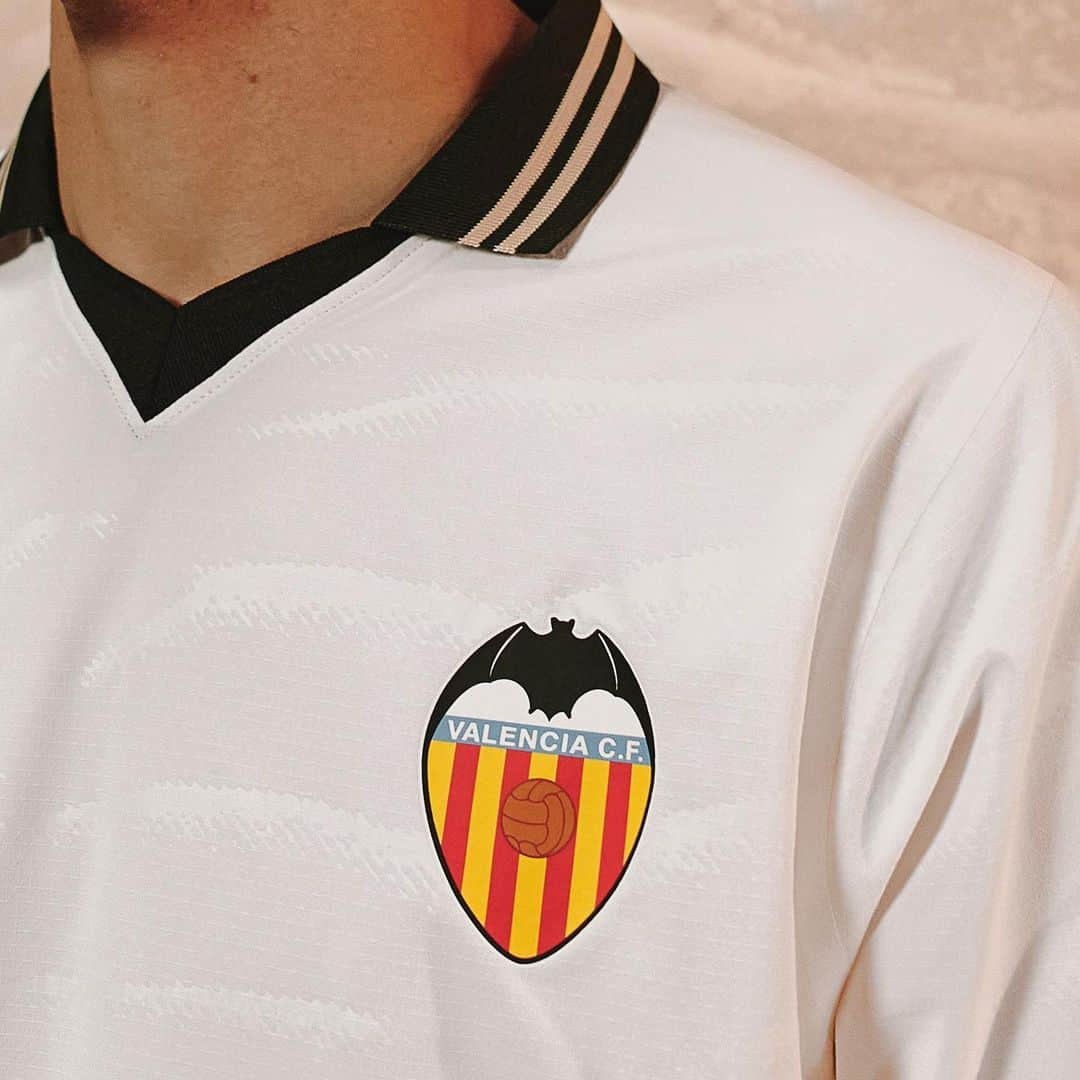 バレンシアCFさんのインスタグラム写真 - (バレンシアCFInstagram)「La nueva camiseta es 🤩  @valenciacf ❎ @pumafootball ❎ @pumaspain   #ADNVCF 🦇」7月7日 19時15分 - valenciacf