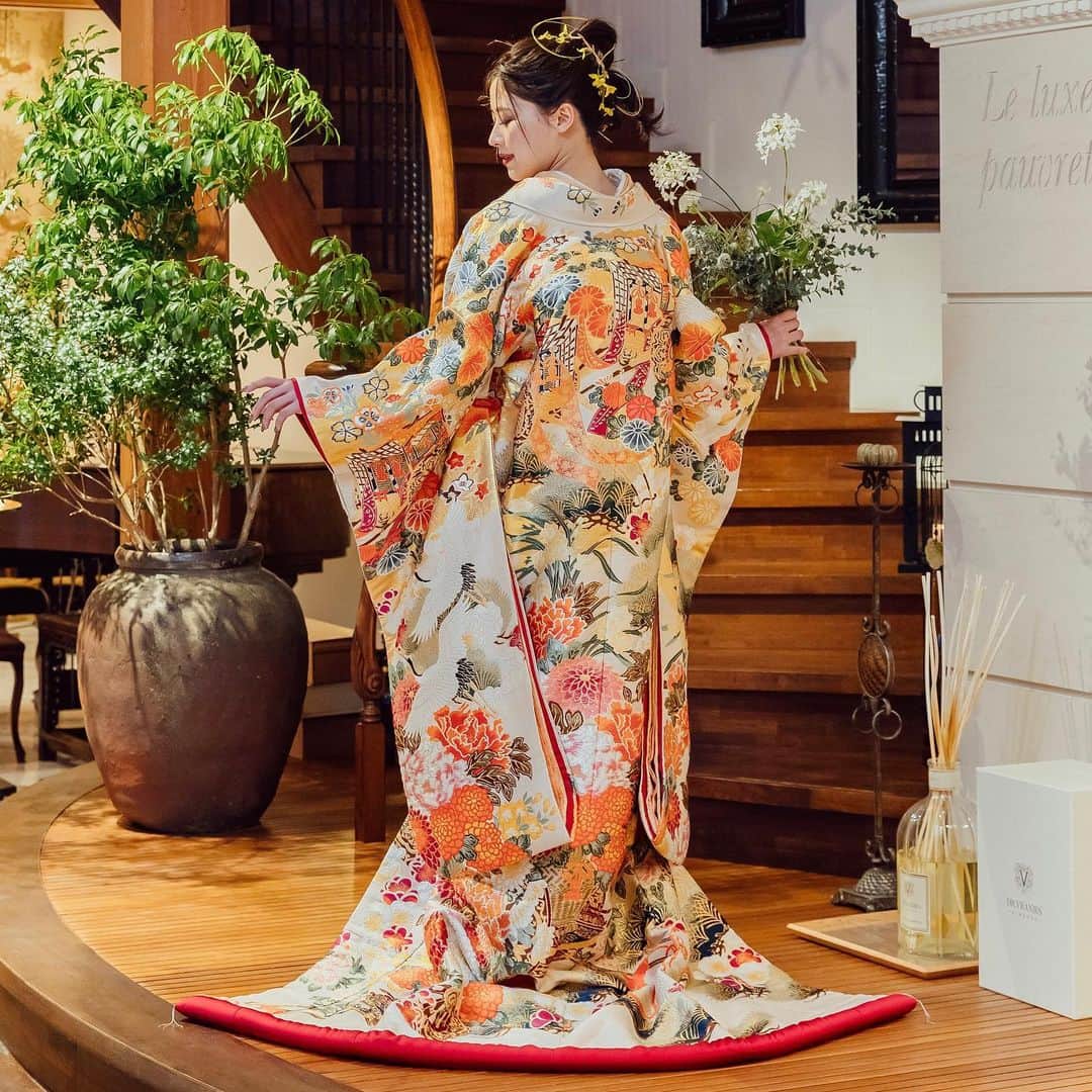 タガヤ ブライダルのインスタグラム：「*  ‐ 白地　瑞祥花車文 ‐  善王寺織の刺繍が圧巻の一着。 長寿や生命力の豊かさを意味する鶴や 梅、松などの吉祥文様、四季折々の花を施した贅沢な打掛。  ∇お問い合わせやご試着の予約は DMもしくはTOPリンクから >>> @tagayabridal_dress」