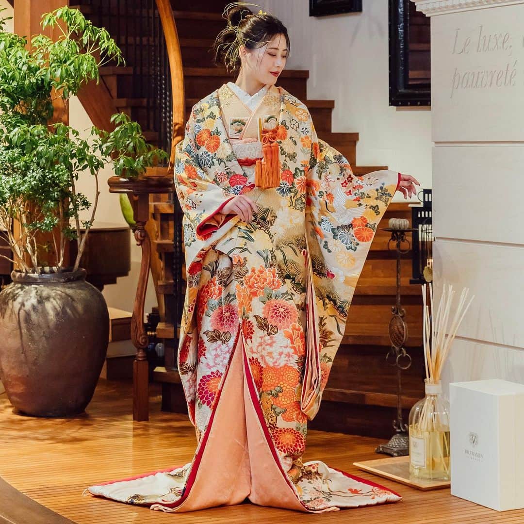タガヤ ブライダルのインスタグラム：「*  ‐ 白地　瑞祥花車文 ‐  善王寺織の刺繍が圧巻の一着。 長寿や生命力の豊かさを意味する鶴や 梅、松などの吉祥文様、四季折々の花を施した贅沢な打掛。  ∇お問い合わせやご試着の予約は DMもしくはTOPリンクから >>> @tagayabridal_dress」