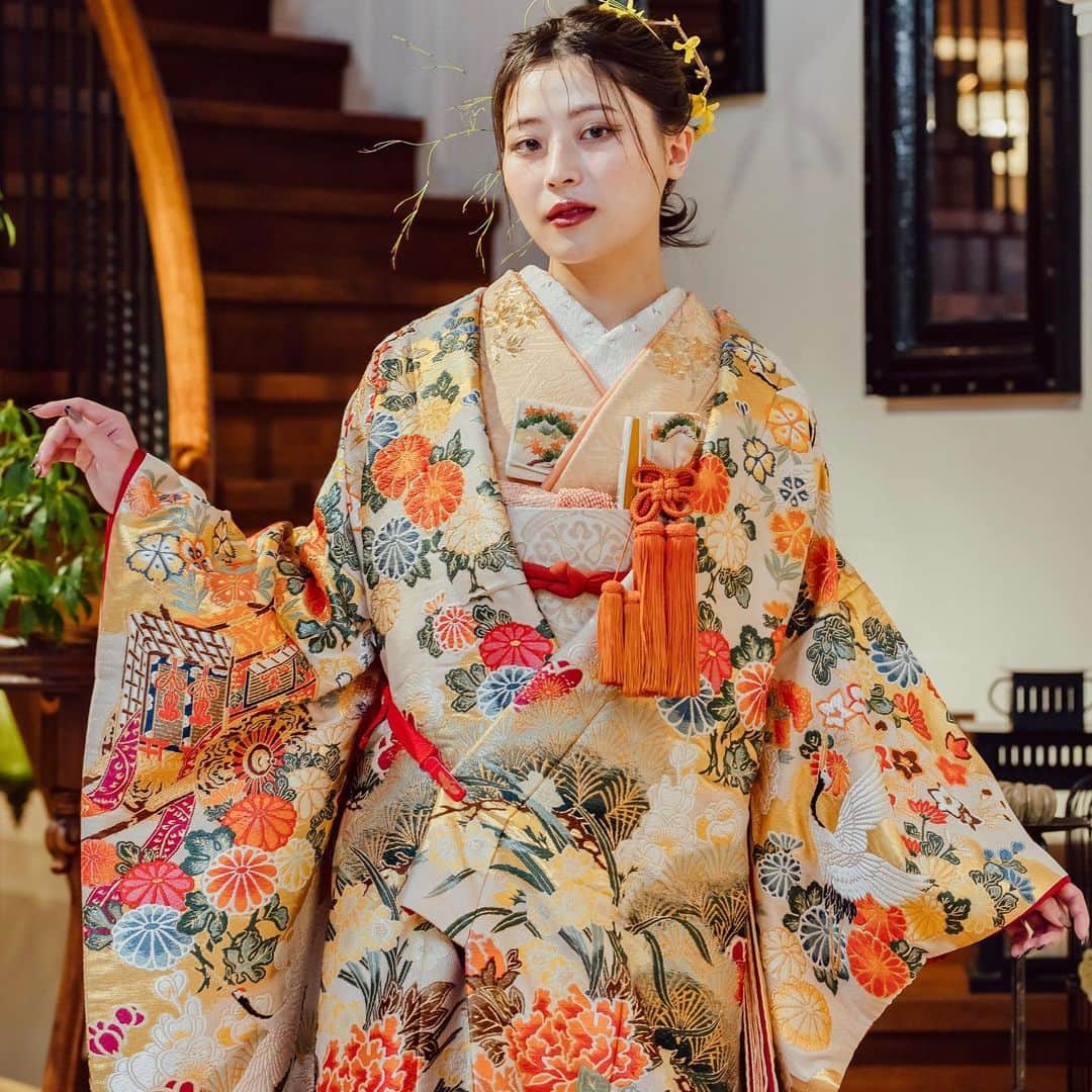 タガヤ ブライダルのインスタグラム：「*  ‐ 白地　瑞祥花車文 ‐  善王寺織の刺繍が圧巻の一着。 長寿や生命力の豊かさを意味する鶴や 梅、松などの吉祥文様、四季折々の花を施した贅沢な打掛。  ∇お問い合わせやご試着の予約は DMもしくはTOPリンクから >>> @tagayabridal_dress」