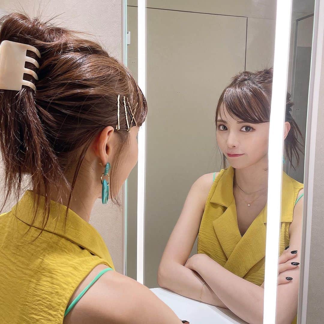 西村歩乃果のインスタグラム：「手が込んでるように見えて 雑なヘアセット  今日のヘアメイクは いつもと違う感じでやってみた  20:00〜 イニスフリー　インスタLIVEです☀️  @innisfreejapan   #ヘアメイク　#カチモリ #hair #make」