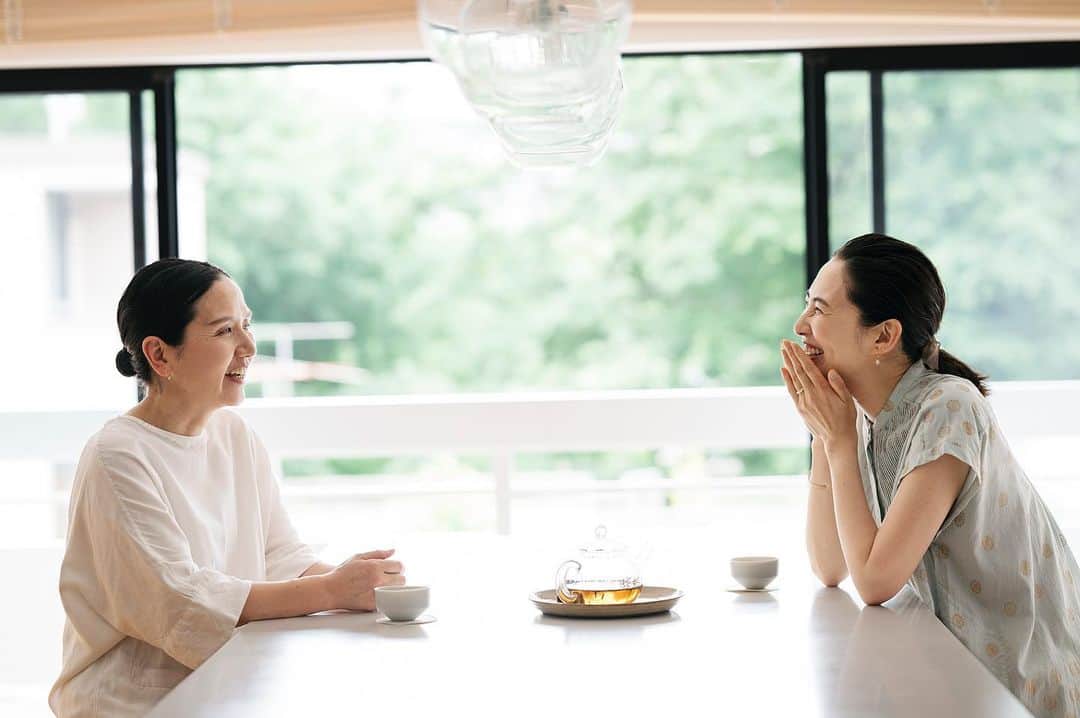 Wakana Babaのインスタグラム：「LEE8.9月合併号にて「はまじのずっと好きでした」ゲストは渡辺有子さん。ふたりの子育て話面白かった。はまじが対談自体はもちろん、対談相手の自然な笑顔を引き出す天才なのを久々の撮影で思い出した💫 #wakanababaworks」