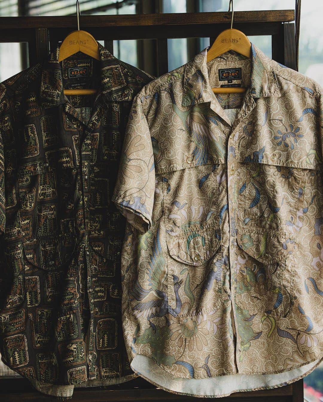 BEAMS+さんのインスタグラム写真 - (BEAMS+Instagram)「... Introducing the 'Adventure Shirt II' with pockets inspired by outdoor style, and the 'MIL Utility Shorts' with hidden pocket work hidden beneath a basic design.  ---------- ●Adventure Shirt ⅡPolyester Broad Animal Print_ We used a recycled polyester material that offers a lightweight and textured feel, as well as excellent moisture-wicking properties. The vintage shirt pattern is vividly reproduced with inkjet printing. The design features a double yoke across the front shoulders to the chest, and pockets that also serve as glass holders, making it packed with pocket details. The relaxed fit provides a comfortable and relaxed feel.  ●MIL Utility Shorts Back Sateen_  With its seemingly basic appearance, the hidden pocket gimmick in both the front and back has been highly acclaimed by the BEAMS PLUS Crew. Inspired by the U.S. Army's commonly known "Baker Pants," this item features an update with double pockets on the front and back patch pockets. It's a secret pocket that only the wearer knows, not visible to the eye. The material used is cotton back satin, which has been washed, wrinkled, and pounded to achieve a worn-in texture and softness. Combined with its rugged silhouette, these military shorts are truly captivating.  アウトドアスタイルのポケットワークを落とし込んだ『Adventure Shirt Ⅱ』とベーシックなデザインに隠されたポケットワークが魅力な『MIL Utility Shorts』 ---------- ●Adventure Shirt ⅡPolyester Broad Animal Print 素材は、軽い着心地と質感、そして吸水速乾性に長けたリサイクルポリエステル素材を使用しました。インクジェットプリントで、ビンテージシャツの柄を鮮明に再現。 前身頃の肩から胸にかけて2重のヨークを施したデザインや、グラスホルダーを兼ねたポケットなど、ポケットディテール満載。ゆったりとした着心地はリラックス感を演出できます。  ●MIL Utility Shorts Back Sateen 一見、ベーシックな見え方も、前後に隠されたポケットギミックがBEAMS PLUS Crewからも大好評。U.S.ARMYの通称『ベイカーパンツ』からインスピレーションしたアイテム。 フロントとバックのパッチポケットがどちらもダブルポケットの仕様にアップデート。見た目からはわからない。着用した者だけがわかる、秘密のポケット。 素材には、コットンバックサテンを採用しています。洗い、揉み、叩きと生地加工しており、着古されたような風合いと柔らかさが魅力。無骨なシルエットも相まったミリタリーショーツ。 . @beams_plus @beams_plus_harajuku @beams_plus_yurakucho #beamsplus」7月7日 19時28分 - beams_plus_harajuku