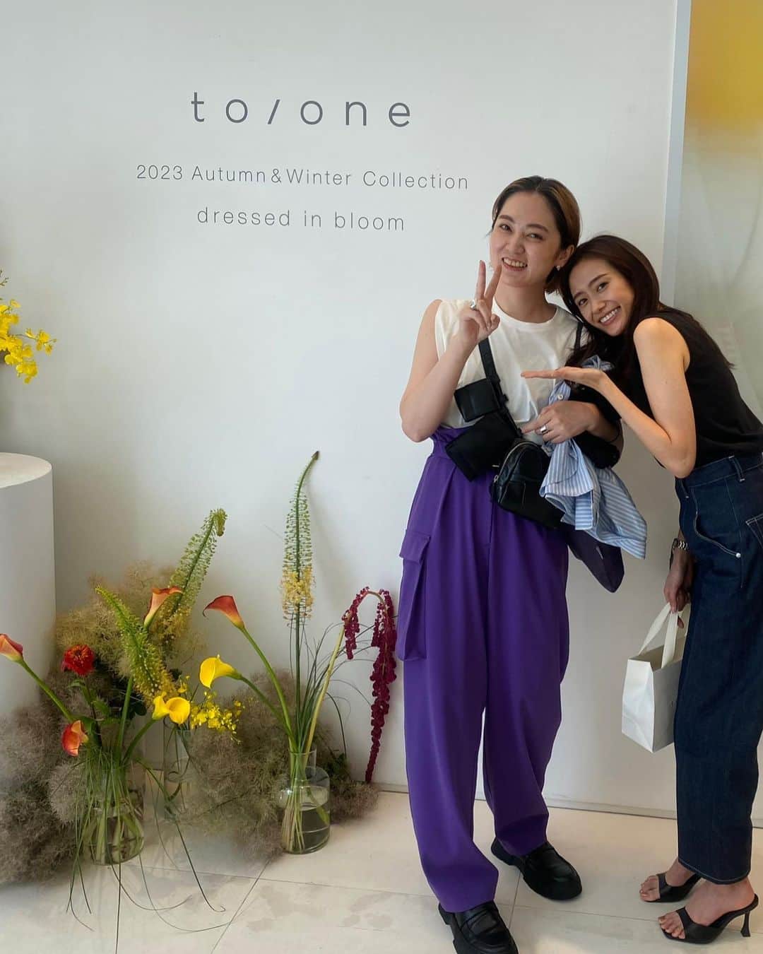 吉田志織のインスタグラム：「@toonecosmetics さんの展示会に @shukoyoshino_ さんと 行かせていただきました！☺️  本日発売のポアケア ジェリー マスク 香りもテクスチャーも とてもとてもよかったです！🥰 夏はベタつきが少ないものが大好きです！😀✨  周子さんの帽子は、 どこまでも深くかぶれる優れものでした😀✨  #toone #トーン #ポアケアジェリーマスク」