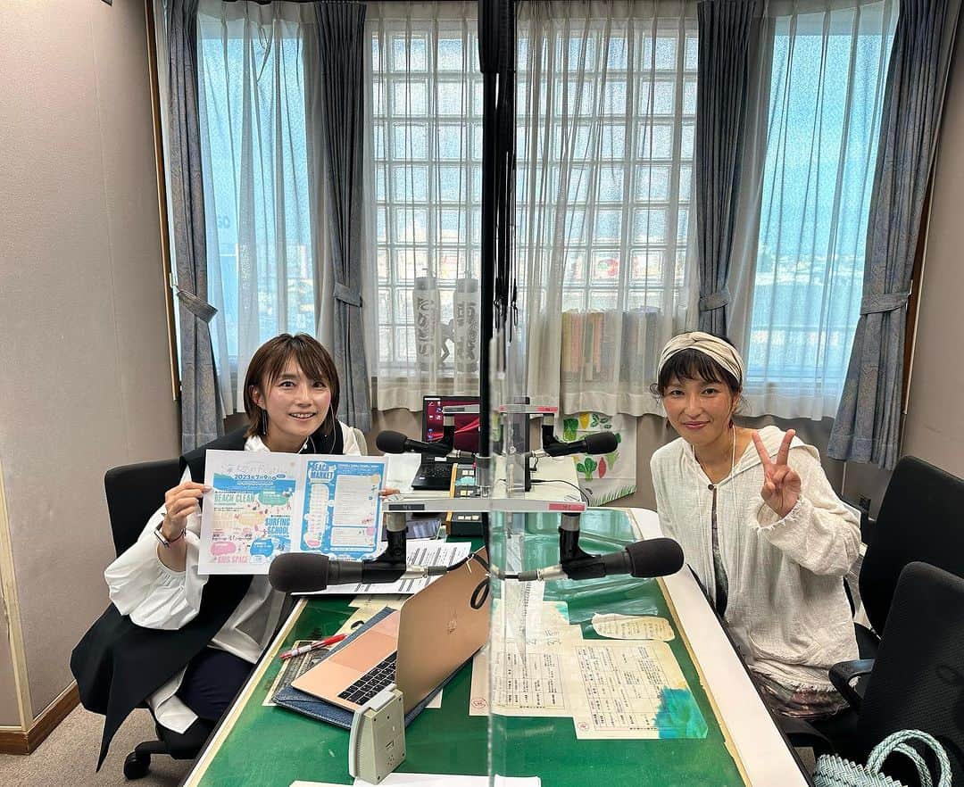 細田阿也さんのインスタグラム写真 - (細田阿也Instagram)「#茨城放送　#luckyfm #connect  私にとっての初ゲストは @umibenosizenya  #海辺の自然屋　ERIさん♡  今週末9日に開催される #海辺のフェスティバル　についてお話伺わせていただきました！  大切な人や家族、仲間とゆったりとしたひと時を過ごせる海を目の前にした潮風香る会場で、かけがえのない時間を過ごすことを目的に行われる初のイベント　#海辺のfestival  ゴミ拾いはもちろん、紙芝居も交えたビーチクリーン、海辺でのんびり買い物ができるビーチマーケット、「ビーチライフ」によるサーフィン体験などを通して、海を知り、自然を感じ、地球環境について楽しみながら学ぶことができるそうでシャワーや更衣室も完備されているので、思いっきり濡れて遊んで思い出に残る夏の1日を過ごせますよ！  会場には、 ERIさんのハーブ屋さん勿論 アクセサリーや雑貨などハンドメイドのアイテムを販売するショップや、カレーやクレープ、タコライスなどのグルメ、ドリンクを販売 するキッチンカーなど、36店舗が出店。　  キッズスペースでは、 ビーチクリーンにて拾った流木や宝物を活用しながら 天候に合わせた自然遊びが用意されているとか！  ステキなイベントとなりますように🏄  この夏休み息子と #大洗サンビーチ にも伺い #海辺の自然屋　さんに伺わせていただきたいです！  パタパタご案内になってしまいましたが 優しい笑顔で包んでくださり 大洗の海への愛を語ってくださりありがとうございました♡」7月7日 19時23分 - hosodaaya