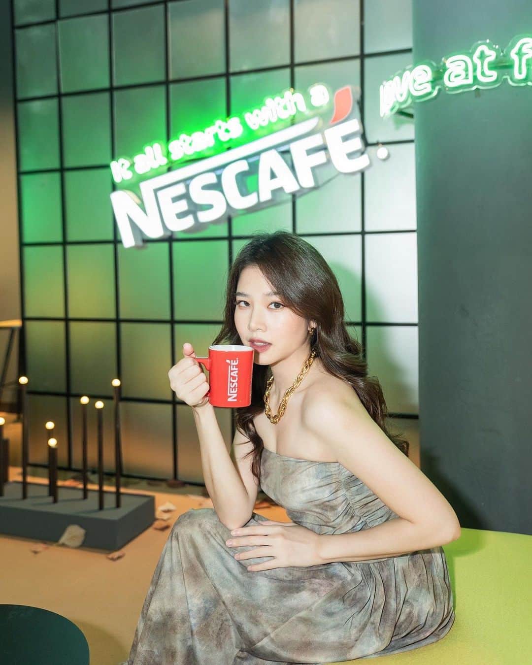 フォン＝サナンタチャット タナパットピサーンのインスタグラム：「ทุกคน มีคาเฟ่ลับที่ไม่ลับเปิดใหม่ที่เยาวราช!!!  เนสกาแฟเค้าลงทุนเนรมิตตึกเก่าให้เป็น NESCAFÉ Espresso Roast Club คลับของคนรักเอสเปรสโซ ภายในมีบรรยากาศสวยๆ พร้อมมุมถ่ายรูปเยอะสุดๆ ได้ชิมเนสกาแฟเอสเปรสโซ โรสต์ที่ปรับสูตรใหม่ด้วย อร่อยมาก ไปกันเยอะๆนะเค้าเปิดถึงแค่วันที่ 30 ก.ค. 66 นี้เอง เข้าไปแล้วรับรองว่าว้าววว✨✨  พื้นที่จำกัด booking ก่อนเข้างานได้น้า https://www.zipeventapp.com/e/NESCAFE-Espresso-Roast-Club  #NESCAFEEspressoRoastClub #คลับของคนรักเอสเปรสโซ #เนสกาแฟเอสเปรสโซโรสต์สูตรใหม่ #เอสเปรสโซเข้มอร่อยเพิ่มนม」