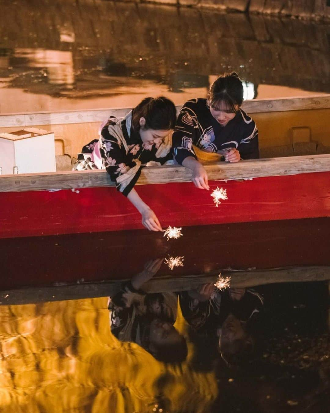 柳川藩主立花邸御花 | Yanagawa Ohanaのインスタグラム：「涼やかな、夏の夜🎐 ⁡ お堀が水鏡となり、水面には美しい夜の情景が映し出される柳川。 ⁡ 夏の夜、ゆったりと進む舟に身を任せていると、まるで江戸時代にいるような、そんな心地がしてきます。 ⁡ そして、今回体験いただく花火は、もともと柳川藩で鉄砲や火薬をつくる職人さんのお屋敷があった地域である、柳川のお隣であるみやま市の「筒井時正玩具花火製造所」のもの。 ⁡ 国内でたった3軒しか残っていない国産の線香花火を作っている貴重な花火屋さんです。 ⁡ 今年も忘れられない想い出を💫 ⁡ ⁡ #柳川藩主立花邸御花 #御花#柳川#ohana #yanagawa #fukuoka #お舟で花火#夏の思い出 #夏旅行#夏休み#浴衣 #筒井時正玩具花火製造所 #福岡旅館#福岡料亭#柳川旅行 #九州旅行#福岡旅行#文化財ホテル #文化財旅館#国指定名勝 #文化財#日本の夏#夏旅行計画 #花火#線香花火 ⁡」