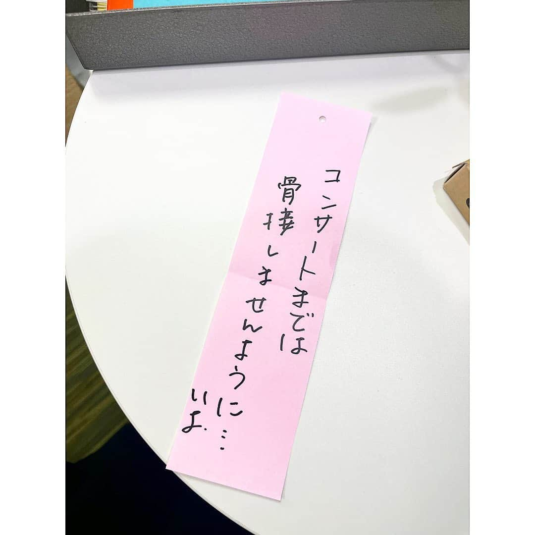 松本伊代さんのインスタグラム写真 - (松本伊代Instagram)「今日は、 7月7日七夕🎋  ビクターさんにお邪魔して、 LIVEの打ち合わせをしてきました♪ どんなセットリストになるか、 皆様お楽しみに😊  帰りに 七夕の短冊に願いを書いてきました✍️  元気いっぱいで、 皆様とお会いできますように🙏  テイク1は、 漢字間違えました〜笑笑  #七夕 #短冊 #願い事 #松本伊代 Live Tour 2023 #セットリスト #ビクター #ニッパーくん」7月7日 19時25分 - iyo14_official