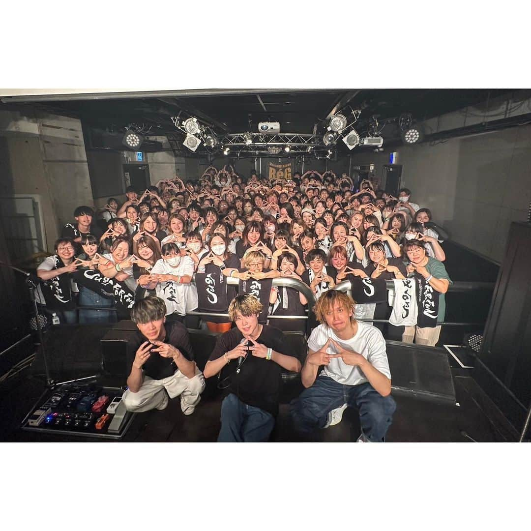 TENSONGのインスタグラム：「2023.07.02(Sun) No.45-東京・下北沢ReG  ／ Thank you 東京🔥 @下北沢ReG ＼  東京満員御礼🎊 有難うございました‼︎ 一発目から東京イリュージョン🗼🕺✨ めっちゃ最高でした👍 僕らが上京して一年半。 やっとライブが出来て嬉しいです😁 これからも輝く街で踠きながら前に前に進んでいきます。 完走まで残り2県‼︎ 最後までお付き合いください😎 よろしくお願いします🙇‍♂️  @yang.homie  @qlaria_official  @meme.41011   NEXT▶沖縄 07/22(SAT)@桜坂セントラル  #らいぶ #TENSONG #TENSONG47 #sing #song #vocal #guitar #dj #instalike #instagood #instagram #music #JUSTFORFUN #LIVE #全国47都道府県ツアー #対バン #新曲 #コイビトミマン #初ワンマン #アーティストミマン」