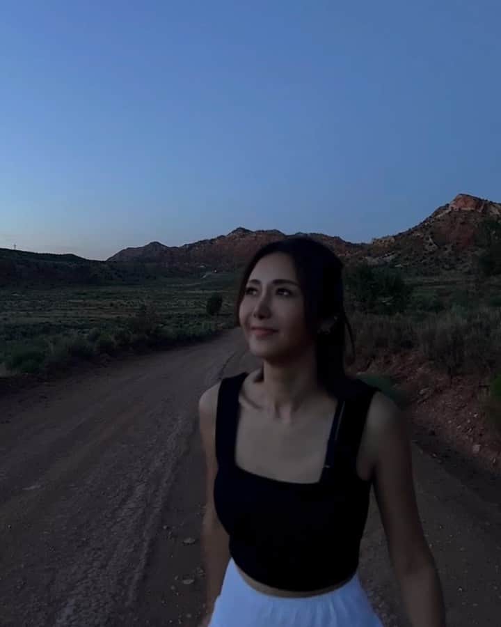川島幸美のインスタグラム：「織姫と彦星が出会える日⭐️  大自然の中、 地球や天体を感じながら、 一番星が瞬き始め、無数の星が輝くのを 毎日眺めてたのが夢のよう....💫」