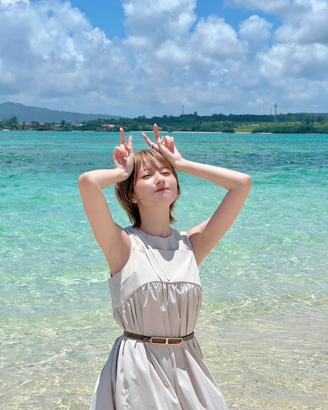 こばしり。のインスタグラム：「古宇利島の海綺麗だった🏖️ 水飴色の海だったよ🐠  ネイルも夏っぽくしたくて全部オレンジにした！🍊  今年の夏はあと何をしようかな〜、フェスとスイカ割りは必須だよね🍉 みんなは今年の夏なにしたい？🌻」