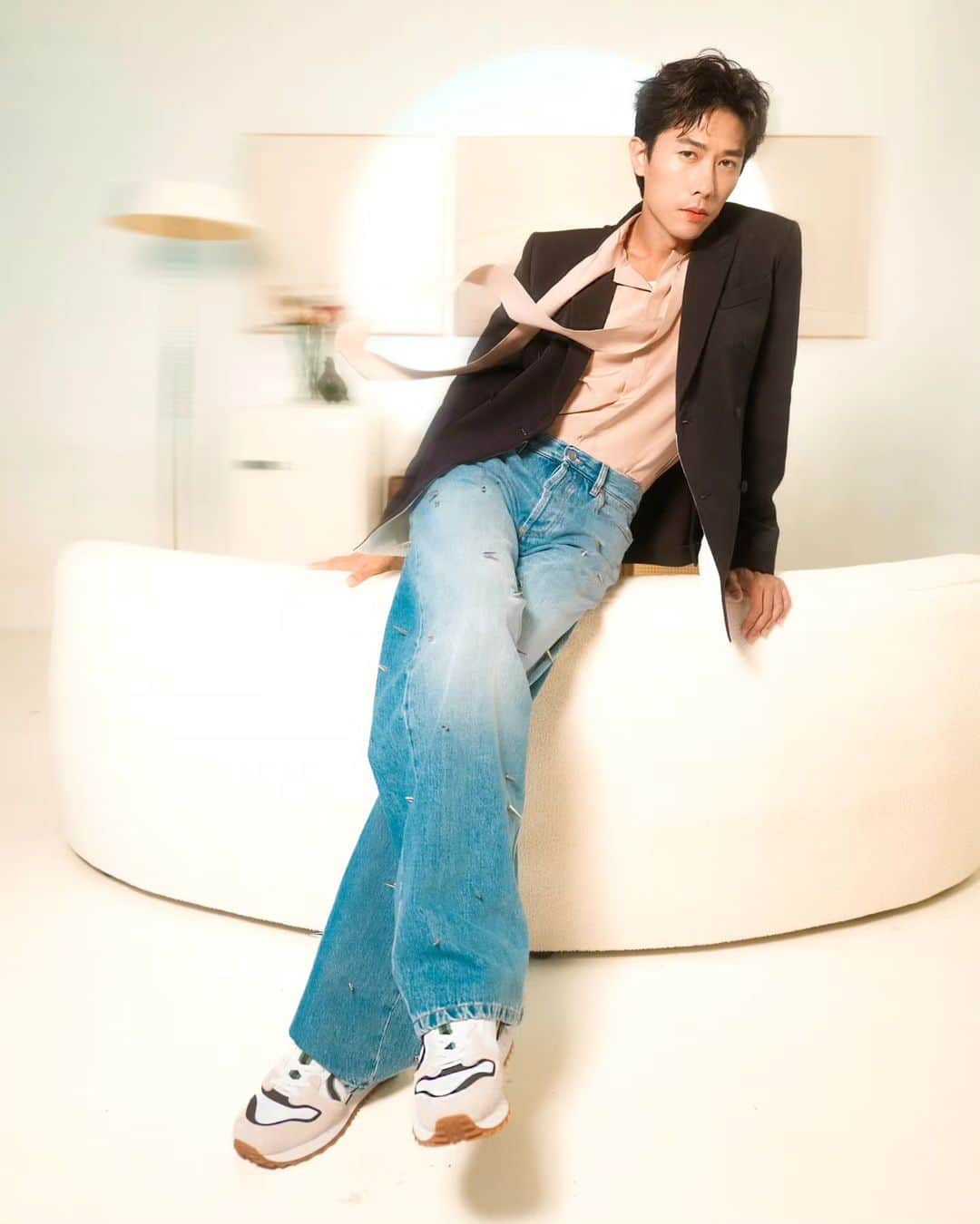 デスモンド・タンのインスタグラム：「Casual chronicles in motion:  Embracing the flow with Valentino's Vlogo Pace Sneaker. 🎞   #VLogoPace Sneaker  #ValentinoUrbanFlows  #VALENTINOGARAVANI  @maisonvalentino」