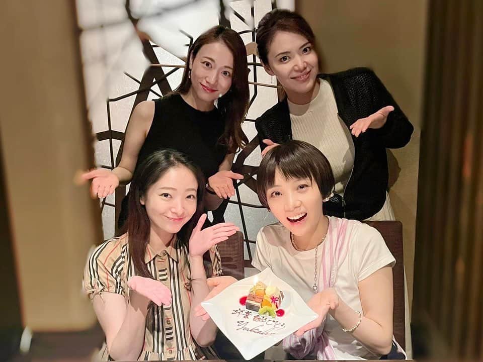のインスタグラム：「全員でゆっくり揃うのは何年ぶりかな🥰✨✨ ⁡ 出会ったときは15歳。 みんな大人になったのぉ✨✨✨ ⁡ ⁡ 食べ物の話しで盛り上がるのは変わらない😂  可愛い自慢の友🤍🤍 @sayaka.himeka  @karan_koppe  @sho_ayanagi_official」