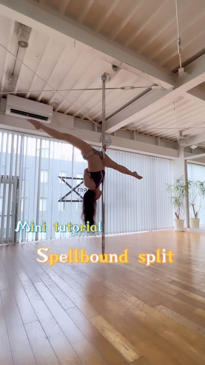 のインスタグラム：「ちょこっと How to動画🎶  今回は #pdspellboundsplit 🧚‍♀️ 魔法にかかったようなスプリットて事かな🧐 手の位置が不思議だから、浮いてるように見えるね🎶  挑戦したよー！出来たよー！ のタグ付け待ってます🫡💕　  Wearing @menuet_official 💋  #poledance #pdtricks #pdtutorial  #spinningpole」