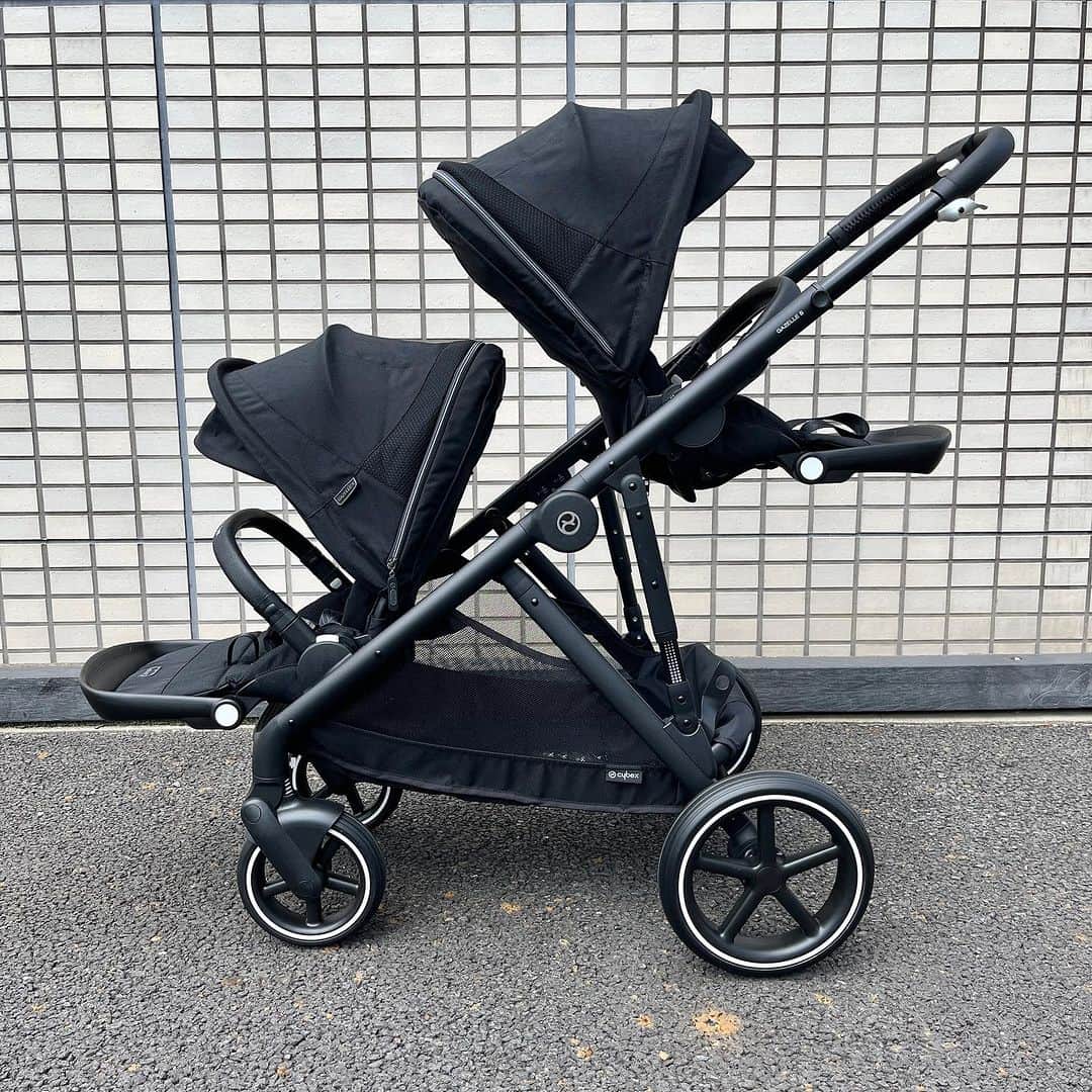 blossom39_officialのインスタグラム：「. 1人乗りから2人乗りまで対応可能なオールインワンストローラーCybex《ガゼル S》がついに発売！  1人乗りはもちろん、兄弟が増えたら別売のシートユニットを買い足すことで2人乗りベビーカーに変身！シートはフラットになるので、双子ちゃんにもご使用いただけます。  横並びの双子用ベビーカーと違い、縦並びなので幅をとらず、狭い道路でも通行しやすくなります。  別売のシートユニットの他、トラベルシステムや付属のバスケットを使用すると、なんと15通りの組み合わせが可能！  1人乗りでご使用する場合は付属のバスケットにお買い物した際の荷物を入れたり、わんちゃんの居場所として使用するのもおすすめですよ🐶  📍スペック ・使用期間：生後1ヶ月〜22kgまで ・本体重量：16.9kg(2シート時) ・本体幅：65cm ・地面からシート座面の高さ：上 70cm / 下 36cm ・トラベルシステム：取り付け可能  ＜サンプル展示店舗＞ 代官山店 日本橋三越本店 大丸神戸店  #blossom39 #cybex #cybexgazelles #サイベックスガゼルs #双子ベビーカー #2人乗りベビーカー #海外ベビーカー #ベビーカー選び  #ペットカート」