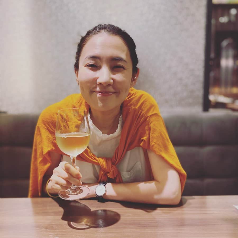 のインスタグラム：「老けたなぁ、と思う。  ちゃんと、老けてるなぁ、と。  なんて、なんて幸せなことなんだと、思う。  Photo by 息子 ・ #花金 #華金 #どっち？ #いやひょっとして #鼻金？！？！👃🐽 #🤣 #みなさん1週間お疲れ様でした」