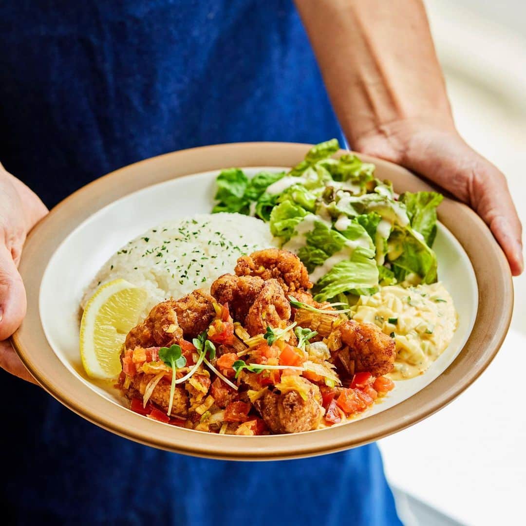 WIRED CAFEのインスタグラム：「【WIRED KITCHEN 川越限定】 フレッシュトマトの油淋鶏プレート -自家製タルタルソース添え-  女子栄養大学×WIRED  もう食べましたか？？✨ 7月5日より期間限定でスタートしてから大人気！  ネギとトマトのさっぱりソースを たっぷりかけた油淋鶏◎  週末にぜひ・・！ お仕事帰りのお疲れ様ディナー🍽️でも お待ちしております😌」