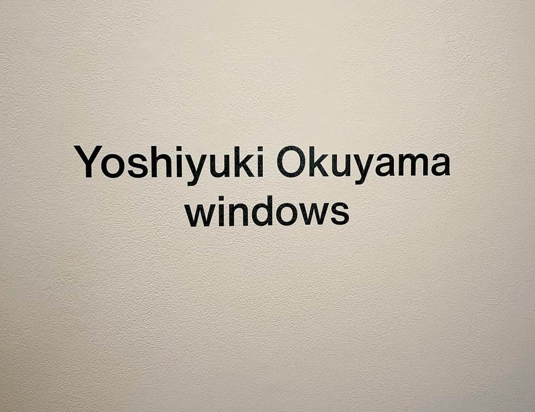 河尻亨一さんのインスタグラム写真 - (河尻亨一Instagram)「奥山由之さんの写真展「Windows」へ。東京の住宅の不透明な窓（磨りガラスや曇りガラス）、そこから見える暮らしの断片を捉えた作品シリーズです。窓の向こうに見えるぼんやりした日常の風景に、日本のリアル感じる。六本木のギャラリー「amanaTIGP」にて、7月8日まで。  https://www.takaishiigallery.com/jp/archives/29413/  帰りはラーメン屋の「入鹿 TOKYO」へ。夕方前だったのと、この暑さのせいか並ばず入れた。」7月7日 19時38分 - kawajiring