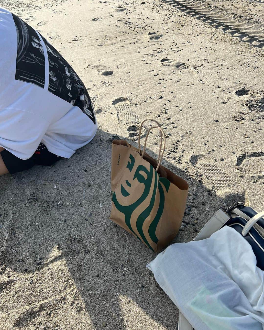 小林希大さんのインスタグラム写真 - (小林希大Instagram)「ゆんたと海ピクしてきた〜🫧💙🌴  急遽俺が海行きたくなって決めたけど楽しかった〜🤭  今年は夏らしいこといっぱいするぞ！！✊🏻‎  #海ピク #放課後」7月7日 19時39分 - kidai_kobayashi