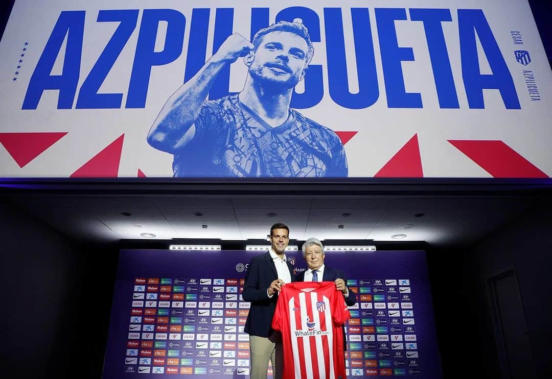 セサル・アスピリクエタのインスタグラム：「👕 ¡@CesarAzpi ya luce la rojiblanca!  Nuestro presidente, Enrique Cerezo, entregó al internacional español su nueva camiseta.」