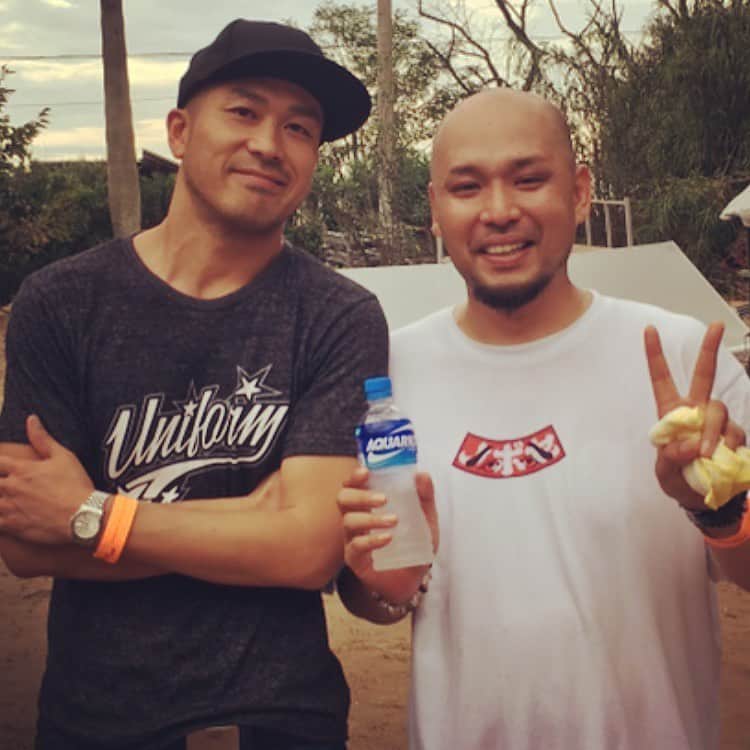のインスタグラム：「僕が一番大大大好きなラッパー🔥 北は北海道、札幌、豊平、平岸 THA BLUE HERBの BOSS THE MCこと ILL-BOSSTINO様で御座います🔥  芸人人生でヘロヘロになってしまった時に 何度も何度もこの方の言葉に胸ぐら掴まれ マジでマジでやってやろうって 救われて生きてきました🔥  初めてお写真撮ったのはダイノジ大地さんのお陰で🥺 MOROHAさんとのツーマンライブにて。 大地さん、岩瀬ガッツ、スベリーさんと一枚。  それから数年後、福岡のサンセットライブで再会 なんとその時の事を思い出してくださり...  『あの時一緒に居たスベリーマーキュリーは元気か？』 と覚えててくれました🤣  その時にはじめて見に行ったライブのフライヤーに サイン書いて頂きました泣。マジで家宝です💎  いまだにあの伝説のずぶ濡れの日比谷の余韻が抜けません笑。 これからも聴きまくります🔥 大好きです🙌  #こりゃめでてーな #mckj #THABLUEHERB #ILLBOSSTINO #THABOSS #HIPHOP #北のHIPHOP #ラップ #オッケー余裕 #未来は俺らの手の中 #ヒェ」