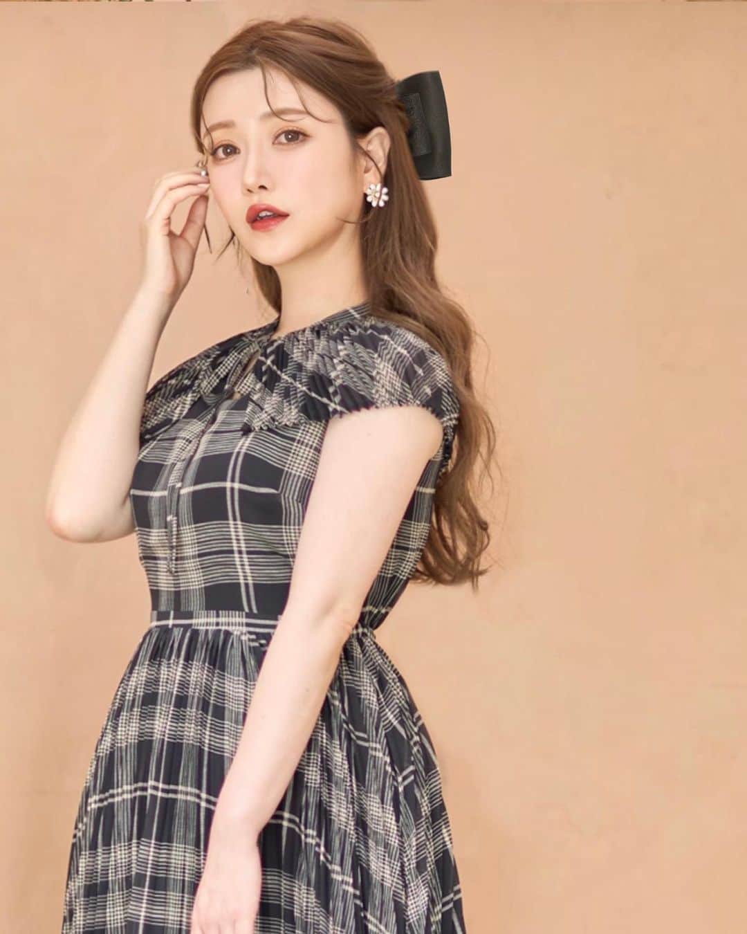 蓼沼綾のインスタグラム：「▼  \ 𝟐𝐧𝐝 𝐂𝐨𝐥𝐥𝐚𝐛𝐨𝐫𝐚𝐭𝐢𝐨𝐧 /  𝐭𝐨𝐜𝐜𝐨 𝐜𝐥𝐨𝐬𝐞𝐭 × 𝐓𝐚𝐝𝐞𝐀𝐲𝐚 🇫🇷 𝐋𝐚𝐭𝐞 𝐒𝐮𝐦𝐦𝐞𝐫 𝐂𝐨𝐥𝐥𝐞𝐜𝐭𝐢𝐨𝐧  𝟐𝟎𝟐𝟑.𝟕.𝟖(𝐬𝐚𝐭)𝟎:𝟎𝟎〜  ついに今夜0:00〜より ワンピース2種のWEB販売がスタートいたします📢  全国の店舗も明日7/8(土)から 順次お取扱いを開始いたします🪞  どちらのアイテムも販売前にも関わらず 多数のお問い合わせをいただき ありがとうございます◡̈💕  カタログの表紙にも選ばれた "2WAYケープカラー付き シアーチェックシフォンプリーツワンピース"は、 涼しげなシアーチェック素材を使った 軽やかなシフォンワンピースです🧵  プリーツのアクセントを効かせた ケープカラーはボタンで取り外しが可能なので、 襟をOFFしてスッキリエレガントな肌見せも 叶えてくれます🕊️  ウエストにはゴムが入っており、楽チンでありながら しっかりとウエストマークしてくれるので、 バランス良くお召しいただけます🖋️  "プチプラなのに高見えしてくれて大切な時にも着たくなる" そんなお洋服に仕上がっていると思います🫶🏻💕  カラーは秋まで着たいこっくりキャメルと 爽やかなオフホワイトの2展開です🪞  皆様はどちらのカラーがお好きですか？  ＿＿＿＿＿＿＿＿＿＿＿＿＿＿＿＿  ◾️tocco closet / トッコクローゼット @tocco_closet  × TadeAya Collaboration Collection  ✔︎𝘚𝘩𝘦𝘦𝘳 𝘊𝘩𝘦𝘤𝘬 𝘊𝘩𝘪𝘧𝘧𝘰𝘯 𝘗𝘭𝘦𝘢𝘵𝘦𝘥 𝘖𝘯𝘦𝘱𝘪𝘦𝘤𝘦 "2WAYケープカラー付き シアーチェックシフォンプリーツワンピース" SIZE：FREE COLOR：Camel / Off White  \ 別投稿でご紹介いたします🕊️/ ✔︎𝘚𝘤𝘢𝘭𝘭𝘰𝘱 𝘌𝘮𝘣𝘳𝘰𝘪𝘥𝘦𝘳𝘺𝘛𝘸𝘦𝘦𝘥 𝘖𝘯𝘦𝘱𝘪𝘦𝘤𝘦 "スカラップ刺繍サマーツイードワンピース " SIZE : FREE COLOR： IVORY  ※前回のコラボ企画で大変多くの反響をいただいた為、 今回はオフィシャルサイトと公式店舗限定での 販売となります。  ＿＿＿＿＿＿＿＿＿＿＿＿＿＿＿＿  #tocco #toccocloset  #トッコクローゼット  #コラボ #collaboration #latesummer  #tadeaya #プチプラ #高見えコーデ  #windowdisplay  #大人可愛い #シアーチェック #プリーツ #ケープカラー」