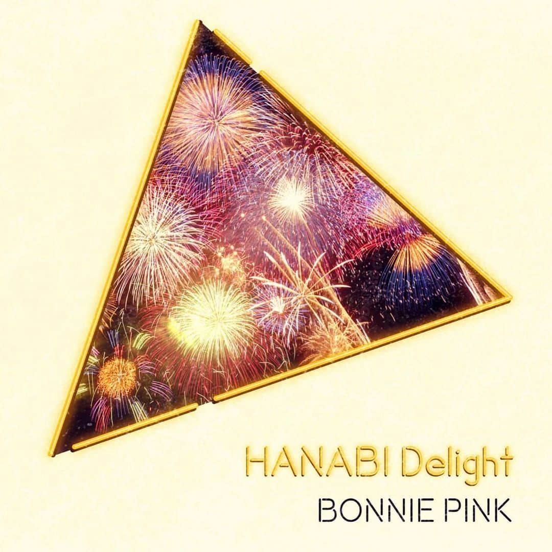 BONNIE PINKのインスタグラム：「七夕の本日、新曲"HANABI Delight"が配信リリースになりました。A Perfect Skyでお馴染みのスウェーデン🇸🇪のBurning Chickenによるプロデュースで、実は2015年にはトラックは完成していたのですが、花火の似合う季節までとっておこうと思ったらあっという間に8年も経ってしまいました。慌てて今年ヴォーカルをレコーディングし、晴れて完成・リリースに至りました。9月に発売予定のアルバム"Infinity"に至っては11年ぶりのリリースとなります。各地の花火大会の復活とともに、BONNIE PINKの復活も一緒に祝っていただけたら、この上なく幸せです。 このところうだる暑さが続いておりますが、花火の高揚感を演出してくれたパワフルなバーチキ(Burning Chicken)サウンドが、きっとあれもこれも嫌なことスカッと吹き飛ばしてくれると思います。浴衣着て夏祭りとか、そろそろ行きたいなぁ…そんな皆様の夏の夜のお供に、是非"HANABI Delight"をよろしくお願いします！」