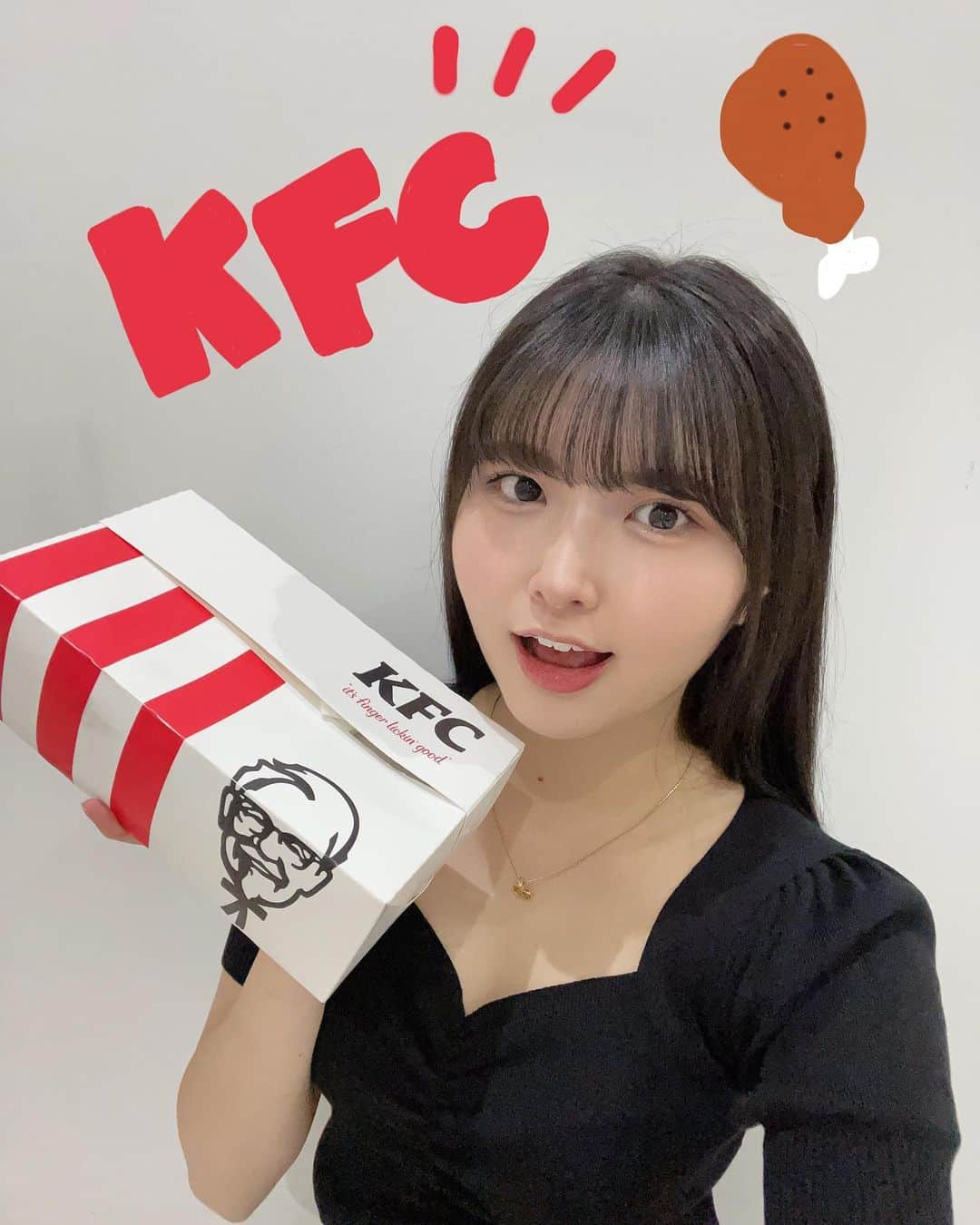 岡村美波のインスタグラム：「♡  うまっ辛な #レッドホットチキン 🍗❤️‍🔥 みんなもう食べた〜？？？  #ケンタッキーフライドチキン さん #ケンタッキー #kfc  #レッドホット最強相棒祭  #beyooooonds #雨ノ森川海  #岡村美波 #みいみ」