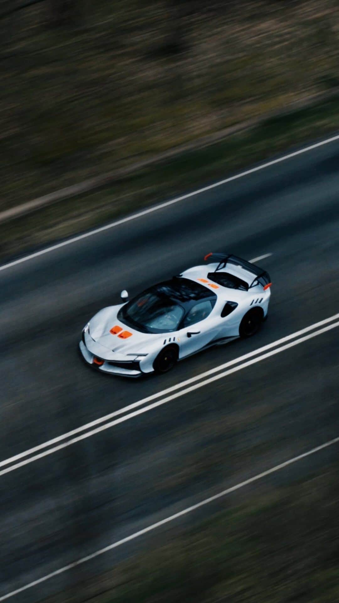 のインスタグラム：「軽量化したインテリアから優れたエアロダイナミクス性能まで、 #FerrariSF90XXStradale はフェラーリのレーシングヘリテージを公道で体現。  #Ferrari #フェラーリ #SF90XXStradale #FerrariSF90XX」