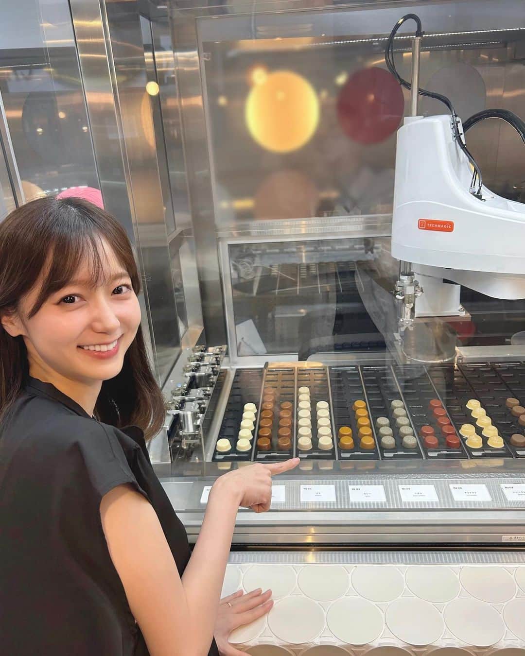 吉田悠希のインスタグラム：「♡ 昨日の中継コーナーでお邪魔した 渋谷にあるカスタムヌードル専門店 #オーマイドット さん🥡🥢 ⁡ 丸い”スープドット”をオーダー通りに この機械が選んでくれて、あっという間に 美味しいオリジナルヌードルが完成します🫶 ⁡ ⁡ スープは10種類、麺は3種類から選べて トッピングと合わせると組み合わせは 最大525通りもあるそうです…！ ⁡ ⁡ 皆さんもお好みのオリジナルヌードルを 作りに行ってみてください☺️ 場所は、渋谷のスペイン坂です🧡💛 ⁡ ⁡ ┈┈┈┈┈┈┈┈┈┈┈┈┈┈┈┈┈┈┈ ⁡ ◽️ニッポン放送「辛坊治郎ズーム」 (月)〜(木)15:30~17:30 ⁡ (中継コーナーは16:50頃からです) ┈┈┈┈┈┈┈┈┈┈┈┈┈┈┈┈┈┈┈ #カスタムヌードル #ラーメン #渋谷グルメ #渋谷ランチ #スペイン坂 #オリジナルヌードル #スープヌードル #ニッポン放送 #おでかけスポット #辛坊治郎ズーム #セントフォース #吉田悠希」