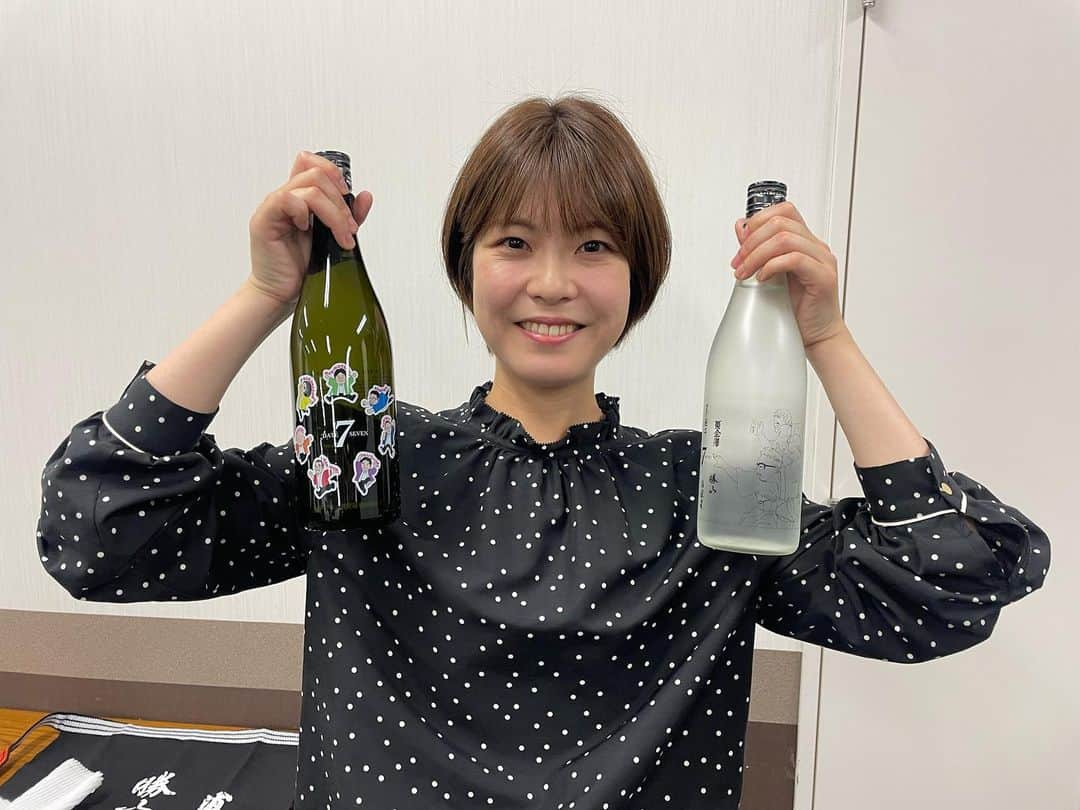 岩間瞳のインスタグラム：「＼DATÉ SEVEN解禁／  宮城県内の７つの蔵が共同で造る日本酒「DATÉ SEVEN」が ことしも解禁されました〜！！  DATÉ SEVENは日本酒造りの技術力を高めようと 県内７つの蔵が製造行程を分担してつくるプロジェクト🍶  ひとつの酒米を同じ歩合で精米した上で こうじやもろみをつくるといったプロセスを蔵ごとに分担🙆‍♀️ リーダーを務める２つの蔵で別々に仕込むのが特徴です！  2020年から取材させていただいているのですが 毎年新たな挑戦と味わいが楽しみな1本（去年から2本）です🍶  名前にちなんで7月7日に販売され 解禁は午後7時と決まっています✨  飲んだ方いらっしゃるでしょうか☺️ これからも日本酒の知識をたくさん増やして 心を込めて作られた酒を大事に飲んでいきたいです🔥  #dateseven #datéseven #宮城グルメ #宮城の日本酒 #日本酒好きな人と繋がりたい #日本酒女子 #日本酒 #山和 #萩の鶴 #墨廼江 #勝山 #浦霞 #伯楽星 #黄金澤  #てれまさ #アナウンサー #キャスター #唎酒師 #岩間瞳」