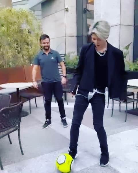 雅-MIYAVI-のインスタグラム：「Trying to show off my skill but my body doesn’t listen to me anymore. Lol  Doing the press, soundcheck, gearing up for the upcoming show (and, playing football!) Savoring every moment in this amazing country with the lovely jet lag.  Mal posso esperar para te ver amanhã!  こちらは元気にやってるよ (時差ボケで仮眠ばっかしてるけど)  がんばってきます！  💪🏻」