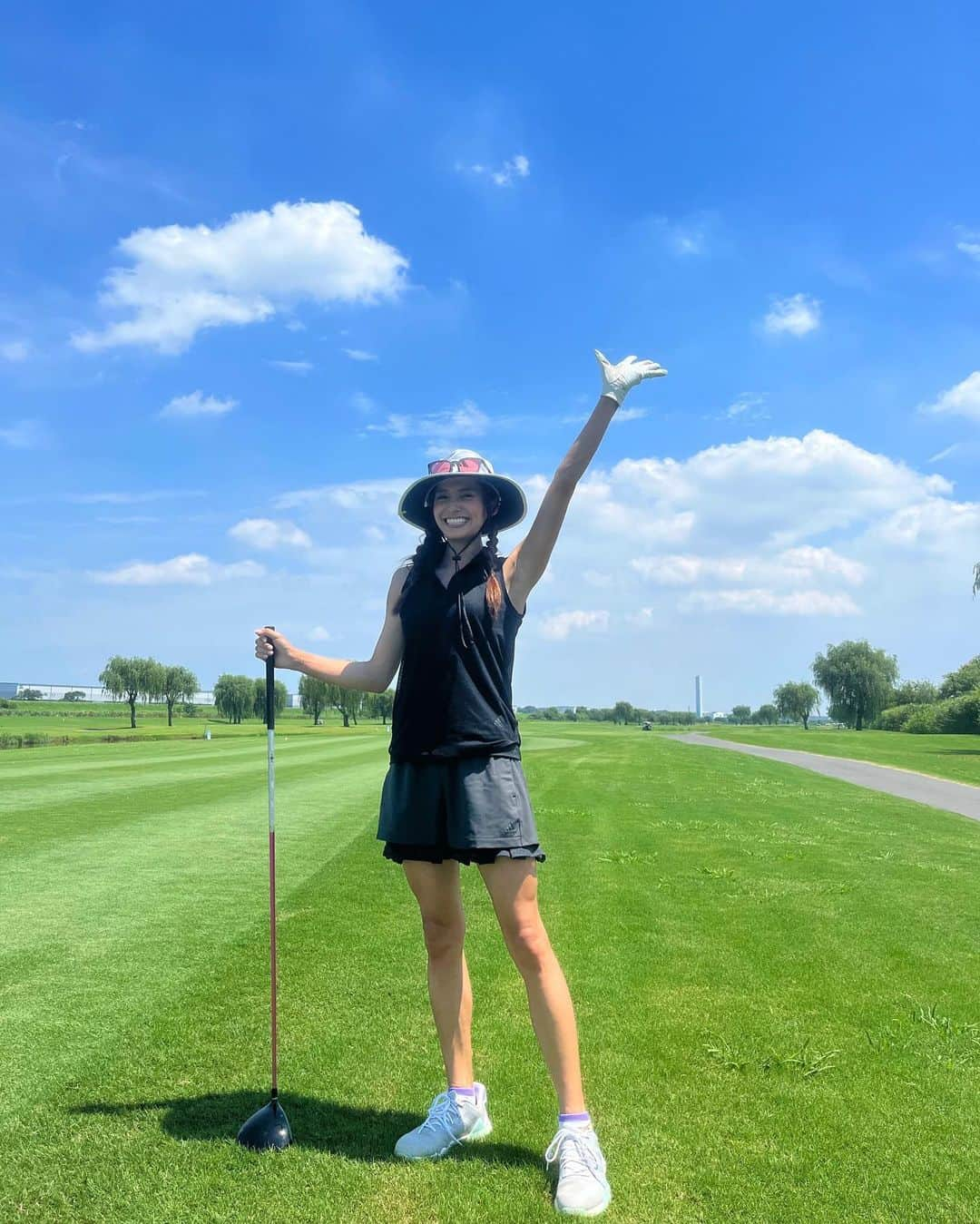 佐野千晃さんのインスタグラム写真 - (佐野千晃Instagram)「ゴルフ⛳️  今回は全身adidasコーデ！！！  ブラックだけど重くならないようにシースルーになってたりヒラヒラ付いてたりして女子っぽくて可愛い🤤  小物はホワイトっぽいので統一してなんちゃってモノトーン笑  動きやすいし可愛いしadidasだし(？)  たくさんウェア着回したいからゴルフ行きたい🤤←  あちあちの中のゴルフスコア全然良くなかったけど楽しかった⛳️  #workout #training #sport  #wear #sportwear #スポーツ #筋トレ女子 #筋トレ #ワークアウト #スポーツウェア #筋肉 #筋肉美 #go  #run #running  #marathon  #ゴルフ #ゴルフ女子 #ゴルフ好き #ooted #fashion #girl #moana #もあっしょん #ファッション #コーデ #adidas #adidasgolf #可愛いゴルフウェア #モノトーン」7月7日 19時56分 - sanochiaki810