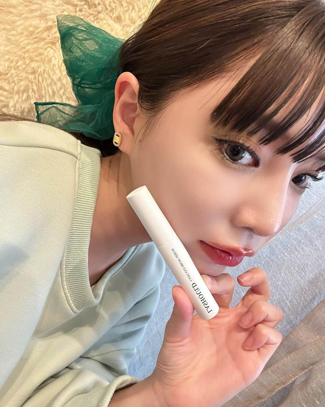 林田沙綾のインスタグラム：「⚪︎ おすすめのまつげ美容液 LASHOULD👄  わたしは、まつげパーマをしてるので 長持ちさせるにはブラシタイプのものをまつげをあげるようにするのがすきで でも、根本からしっかり長さをだすには塗るタイプのものもぬりたいし、、 両方を完結できる スキュールブラシと 円形チップが両方ついてるタイプが本当に理想そのもの！！ しかも、 ビマトプロストなど色素沈着を起こす成分を配合してないから色素沈着の心配もないので メイク前につけても安心なのも とっても嬉しい〜🫶🏻🫶🏻🫶🏻  #ラッシュド #LASHOULD #まつ毛美容液 #まつげ美容液 #まつ育 #まつ毛ケア #目元ケア #眉毛美容液 #まゆげ美容液 #バイオビューティー」