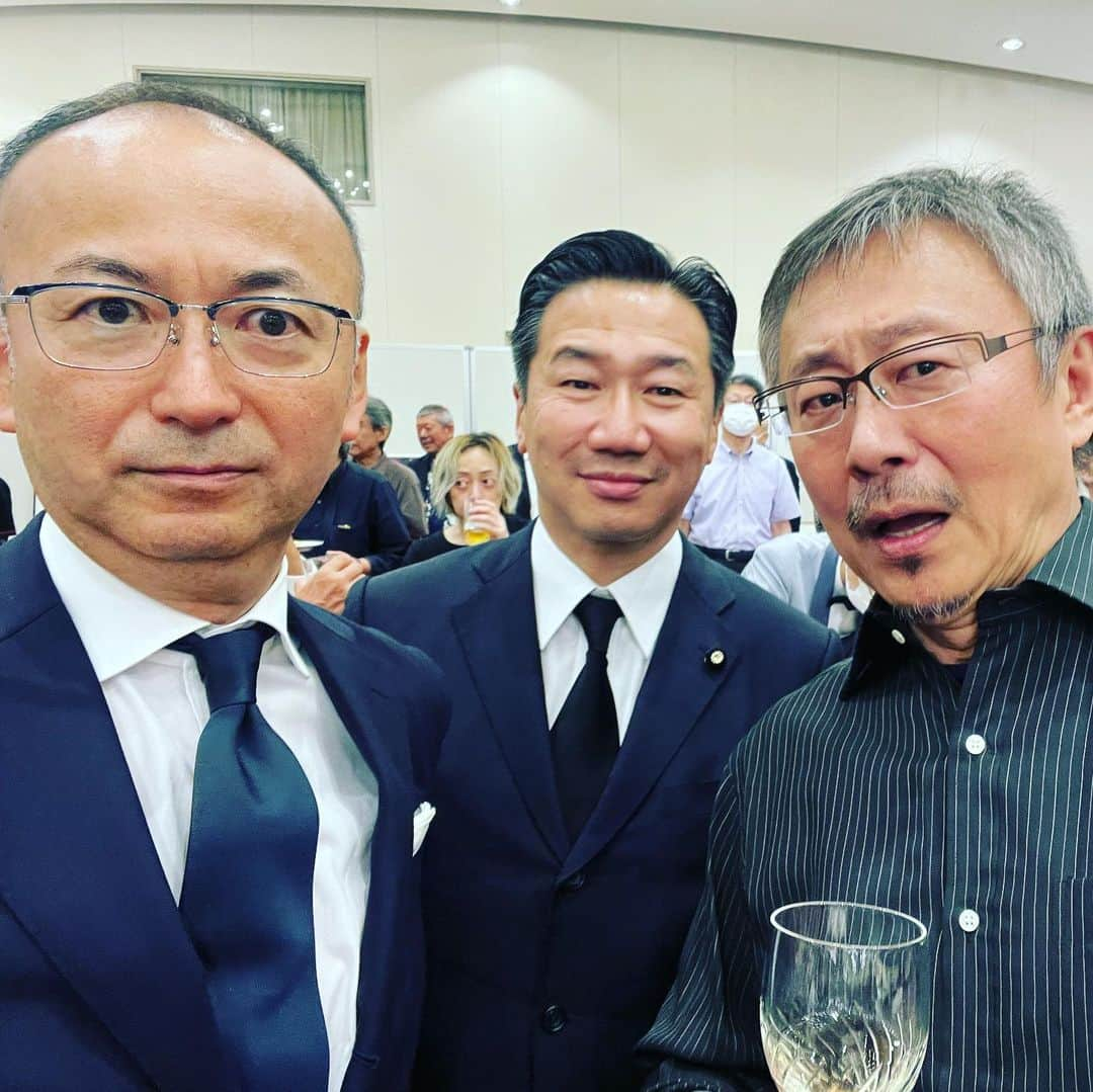 松尾貴史さんのインスタグラム写真 - (松尾貴史Instagram)「「桜の園」稽古場で出番終わりで飛び出させてもらって、如水会館で催された崔洋一監督のお別れ会へ。  お別れの会ではあれど、温かい拍手に包まれる素敵な集まりでした。  名司会は中山忍さん。  #崔洋一 #崔洋一監督 #文藝春秋 #文藝春秋総局長 #新谷学 #大沢在昌 #濱田マリ #遠藤憲一 #椎名桔平 #福山哲郎 #中山忍 #如水会館 #日本映画監督協会」7月7日 19時57分 - kitsch.matsuo