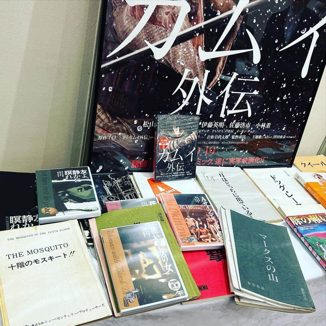 松尾貴史さんのインスタグラム写真 - (松尾貴史Instagram)「「桜の園」稽古場で出番終わりで飛び出させてもらって、如水会館で催された崔洋一監督のお別れ会へ。  お別れの会ではあれど、温かい拍手に包まれる素敵な集まりでした。  名司会は中山忍さん。  #崔洋一 #崔洋一監督 #文藝春秋 #文藝春秋総局長 #新谷学 #大沢在昌 #濱田マリ #遠藤憲一 #椎名桔平 #福山哲郎 #中山忍 #如水会館 #日本映画監督協会」7月7日 19時57分 - kitsch.matsuo