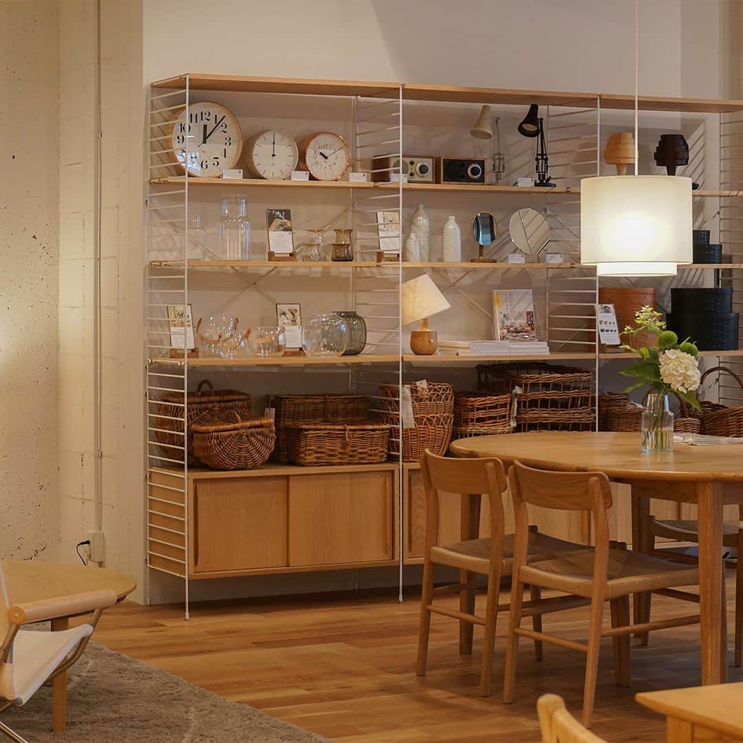 Re:CENO（リセノ）さんのインスタグラム写真 - (Re:CENO（リセノ）Instagram)「【お店だより】　福岡店をプチリニューアル。より家具をご体感いただきやすくなりました。 ・ こんにちは。 Re:CENO FUKUOKAのハマダです。  先日、店内をプチリニューアルし、 ご体感いただける展示家具を増やしました。  家具間を縮めることで、リアル感が増し、 お家での暮らしをイメージしやすい空間になっています。  また、店内入口すぐには 大きな雑貨棚も設置。  これまで展示のなかった デザイナーズの照明や時計など 暮らしを豊かにするアイテムを選んでいます。  こだわりのセレクトアイテムの中から、 みなさまのお気に入りを 見つけていただけると嬉しいです。  以前にご来店したことがある方も、 初めての方にも この空間を楽しんでいただけるかと思います。  展示家具は、 サイトページよりご確認くださいませ。 https://www.receno.com/fukuoka/all.php  みなさまのご来店を心よりお待ちしております。  #リセノ #インテリア#インテリアショップ #福岡 #福岡赤坂 #家具 #リセノ福岡#ナチュラルヴィンテージ #おうち時間 #暮らしを楽しむ #暮らしを整える #家具コーディネート#おうちづくり #雑貨 #ディスプレイ #receno #interior #fukuoka #interiorstyling #furniture #naturalvintage」7月7日 19時58分 - receno.interior