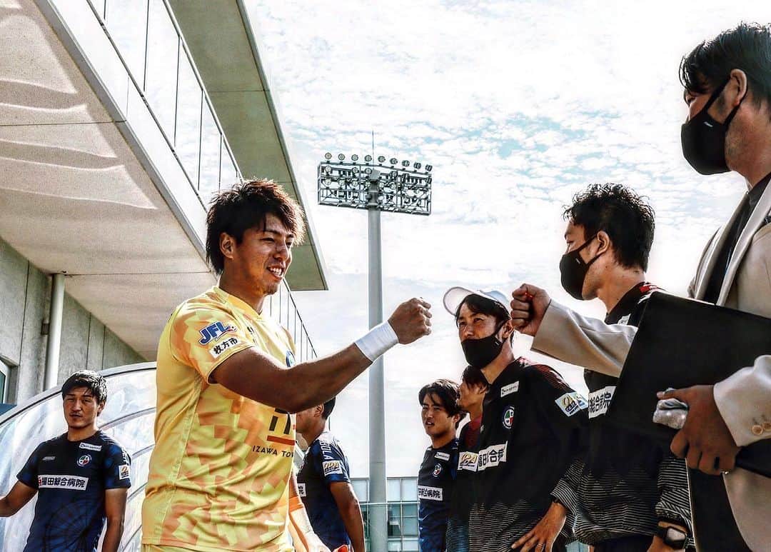 永井建成さんのインスタグラム写真 - (永井建成Instagram)「今日で28歳になりました 沢山のメッセージありがとうございます！ サッカー選手になって10年。 この10年間で色々な経験をさせてもらいました。 高校卒業してJ2のロアッソ熊本から始まり、京都サンガF.C.、地域リーグにカテゴリーを落として当時東北2部やったいわきFC、関西2部のポルベニル飛鳥、関西1部のFCティアモ枚方、翌年JFL昇格 去年FC大阪、J3昇格して現在に至ります。地域リーグの時は仕事をしながらサッカーをしてました。正直めっちゃ辛かったです。ただ、今こうしてJリーガーとして戻ってこれたのは今までの辛い事を乗り越えてこれたからやと思います。ホンマにサッカーができる事に感謝をしてます。 諦めず自分の目標のために頑張ってきて良かったと思います。今はまだ通過点に過ぎないので、これからも自分の夢の為に謙虚に責任感を持って顔晴っていきたいと思います 長々と読んでいただきありがとうございました！ これからも応援よろしくお願いします。 ・ ・ #誕生日 #七夕ボーイ #メッセージ #ありがとうございます #これからもよろしくお願いします」7月7日 19時58分 - tatsu7729