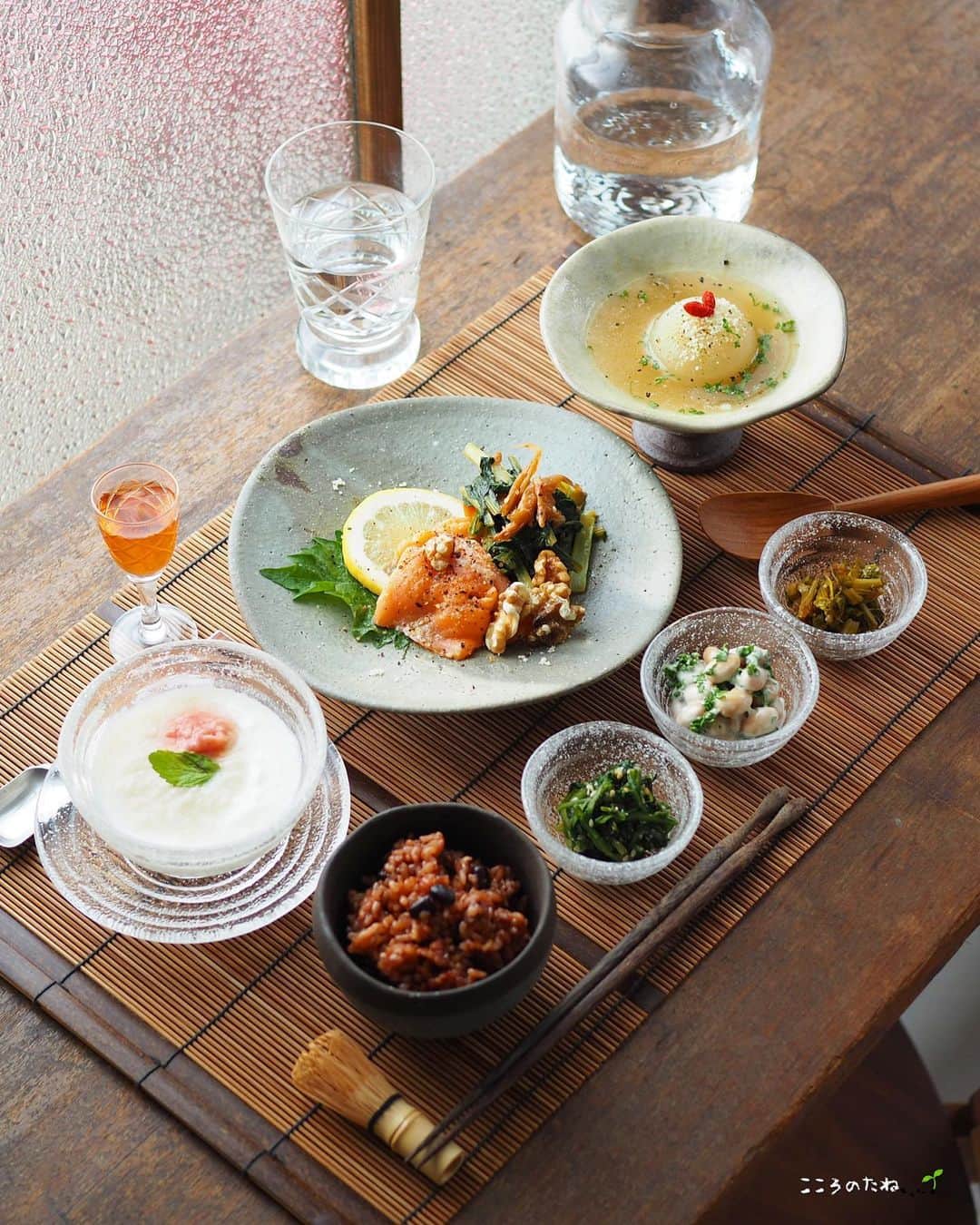 こころのたねのインスタグラム：「⢀⢄ ．．⢄ ⢀𖧧  先日のお夕飯です🥢 ⁡ 【発酵メニュー】 𖧷スモークサーモンのみそクリーム和え・くるみ添え 𖧷小松菜と桜えびのカルシウムソテー 𖧷春菊のナムル 𖧷セロリ葉の佃煮 𖧷大豆の麹マヨ和え 𖧷丸ごと玉葱の麹スープ 𖧷小豆入り酵素玄米 𖧷甘酒ヨーグルト・すももの甘酒ジャム 𖧷いちごビネガードリンク ⁡ 今日は七夕ですね🎋 素敵な夜をお過ごしください💫 ⁡ ⁡ 日々のキロクは𝔸𝕞𝕖𝕓𝕒ブログに✍️ @kokoronotane ⁡ 𖧷 𖧷 𖧷 𖧷 𖧷 𖧷 𖧷 𖧷 𖧷 𖧷 𖧷 𖧷  各、著書発売中です。 📘のほほん御膳（盛り付け・簡単作り置き） 📗のほほん曲げわっぱ弁当（脱力系わっぱ弁当） 📙美しい作りおき（自家製調味料〜作り置き） 📕かわいいお菓子（米粉のおやついろいろ） 𖧷 𖧷 𖧷 𖧷 𖧷 𖧷 𖧷 𖧷 𖧷 𖧷 𖧷 𖧷 詳細・お求めはハイライトの📚マークから。 ⁡ その他、オリジナル商品 🍵有機茶（6種） 🍲レンジ鍋（3種） @kokoronotane ⁡ おでかけアカウント @_tecu_tecu_  はじめてみました𖠿 ．．⢄ ．．⢄ ⢀⢄ ．⢀𖧧」