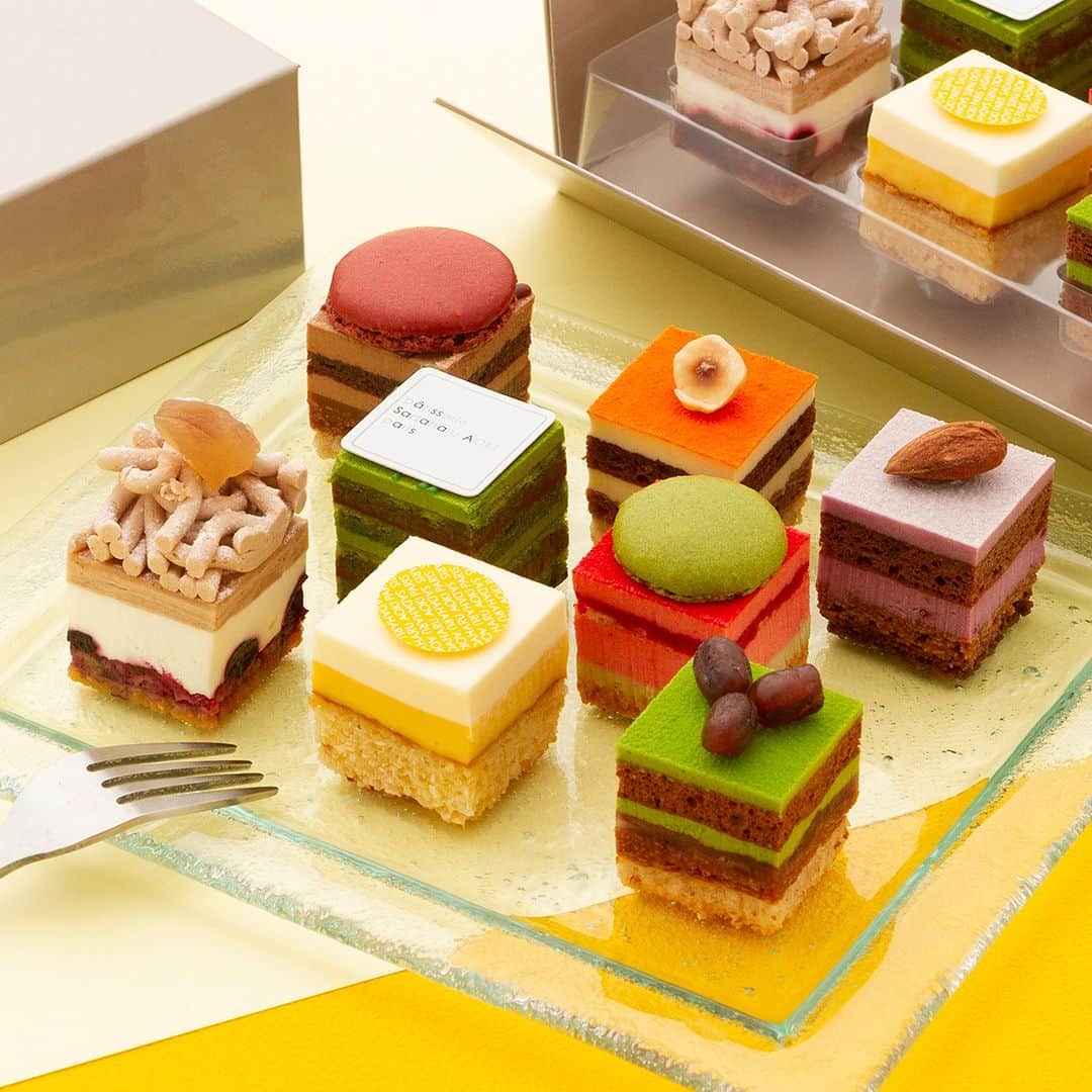 pâtisserie Sadaharu AOKI parisのインスタグラム：「アオキのケーキを全国へお届け！  サダハルアオキ公式オンラインショップにて販売中の「デギュスタシオン エテ」。  〈デギュスタシオン〉はフランス語で“テイスティング”の意味。その名の通り、ひと口サイズのケーキを8種類お楽しみいただけるセットです。  定番人気の3種と、軽やかなオレンジのクリームと香ばしいプラリネを合わせた「ヴァランシア」や、ココナッツ、パッションフルーツ、ホワイトチョコレートで仕立てた「コート ディボワール」などの季節のプティガトーを一緒にしました。 彩りよく並んだケーキたちは目にも楽しく、夏のギフトにもおすすめです🍴  ＿＿＿＿＿＿＿＿＿＿＿＿＿＿＿＿＿＿  【販売店舗】 サダハルアオキ オンラインショップ  【販売期間】 販売中　～　8月末（予定）  ＿＿＿＿＿＿＿＿＿＿＿＿＿＿＿＿＿＿」