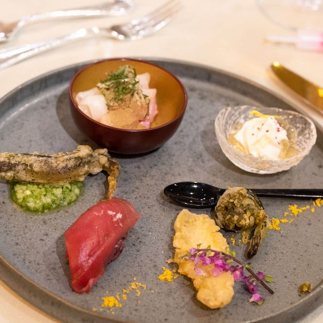 ホテル椿山荘東京ウエディングさんのインスタグラム写真 - (ホテル椿山荘東京ウエディングInstagram)「❤  五感で楽しめるお料理🍴 「THE TOKYO CUISINE」 …………………………………… ホテル椿山荘東京では、 香り、味わい、色合い、食感、温度にいたるまで、 「五感すべて」で味わえるお料理を追求しています。  おふたりやゲストが お料理を召し上がったときだけでなく、 目にしたとき、触れたとき、 すべての瞬間でご満足いただけるよう、 お皿の温かさやテーブルのしつらえまで こだわっています。  無料試食ができるフェアもご用意しております✨ 人気NO.1のローストビーフやオマール海老など 豪華メニューをご体験いただけますので、 是非ご来館ください♪  TOKYO RESORT WEDDING 東京には、ひとを祝福する森がある。  ----------------------------------------------- @hotelchinzansotokyo_wedding のアカウントを タグづけ＆ #椿山荘花嫁 にてご投稿いただいた方より ステキなお写真✨をご紹介させていただきます。 皆さまのご投稿をお待ちしております ------------------------------------------------  #ホテル椿山荘東京ウエディング #ホテル椿山荘東京 #椿山荘結婚式 #東京リゾート #東京リゾートウエディング #tokyoresortwedding #東京花嫁 #関東花嫁 #花嫁ショット #ウェディングフォト #ウェディングレポ  #ホテルウエディング #プレ花嫁 #結婚式準備 #結婚式 #結婚式場探し #花嫁 #卒花嫁 #2023花嫁 #大人花嫁  #ウエディングメニュー #料理 #結婚式料理 #婚礼料理 #披露宴料理 #結婚式料理メニュー  #試食フェア #ブライダルフェア #ウエディングフェア」7月7日 20時00分 - hotelchinzansotokyo_wedding