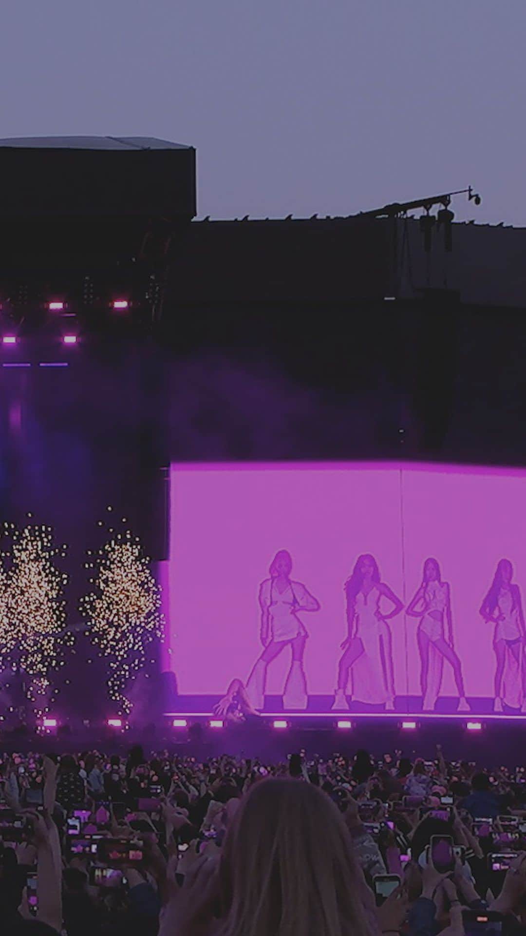 BLACKPINKのインスタグラム：「#BLACKPINK #블랙핑크 #BSTHydePark #HEADLINER #YG」