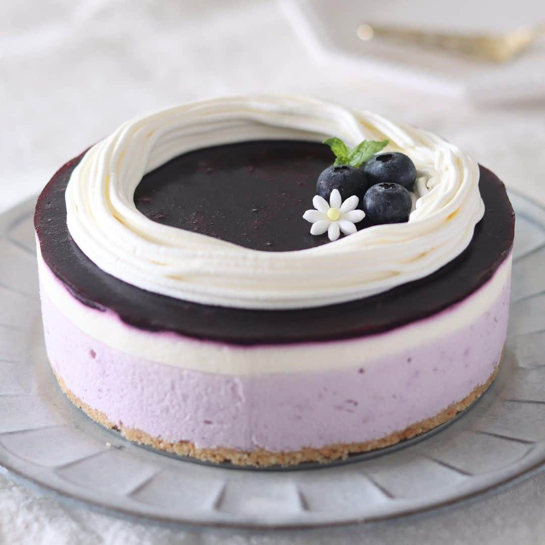 HidaMari Cookingさんのインスタグラム写真 - (HidaMari CookingInstagram)「No bake blueberry cheesecake🦋  焼かないブルーベリーのレアチーズケーキ🫐 最近暑いのでへたってます😂笑  ▷材料（φ15cm）： ■ブルーベリーレアチーズ クッキー　７０ｇ 無塩バター　２０ｇ  クリームチーズ　２００ｇ 砂糖　３０ｇ ゼラチン　５ｇ お湯　２０ｇ 生クリーム　１３０ｍｌ 砂糖　１０ｇ レモン汁　５ｍｌ ブルーベリーピュレ　４０ｇ  ■ブルーベリーピュレ ブルーベリー　１００ｇ 砂糖　３０ｇ レモン汁　１０ml ゼラチン　３ｇ  ■トッピング 生クリーム　７０ｍｌ 砂糖　５ｇ レモン汁　５ｍｌ  ▷作り方： １．クッキーを細かく砕き、溶かした無塩バターを加えてなじませる。型に敷き詰める。 ２．ブルーベリーピュレを作る。鍋に材料を入れて火にかけ、果肉が潰れるまで煮る。 ３．ブルーベリーピュレを濾して、氷水でふやかしておいた板ゼラチンを加えて溶かす。 ４．チーズケーキを作る。クリームチーズに砂糖を加えてなめらかになるまで混ぜる。 ５．氷水でふやかしておいたゼラチンをお湯に加えて溶かす。④に加えて混ぜる。 ６．生クリーム130mlに砂糖を加え、緩めに泡立てて加え混ぜる。レモン汁も加えて混ぜる。 ７．出来上がったレアチーズケーキの内120gを取り分けて、ラップをして室温に置いておく。 ８．ブルーベリーピュレを40g加えて混ぜる。①の型に流し入れ、冷凍庫で30分表面が固まるまで冷やす。 ９．⑦を流し入れ、冷凍庫で30分冷やす。 １０．ブルーベリーピュレをすべて流し入れ、冷蔵庫で一晩冷やす。 １０．生クリーム70mlに砂糖、レモン汁を入れて絞れる固さになるまで泡立てる。固まったレアチーズケーキにデコレーションして完成です。  #homemade #easy #recipe #tutorial #baking #foodstyling #foodporn #food #foodphotography #foodpics #foodgasm #tasty #dessert #inspiration  #おうちカフェ #お菓子作り #手作りケーキ #ケーキ作り好きな人と繋がりたい #手作りお菓子 #cake #sweets #homecafe #homemakecake #instacake #instafood #cakestagram #cakelover #foodie #hidamaricooking」7月7日 20時00分 - hidamaricooking