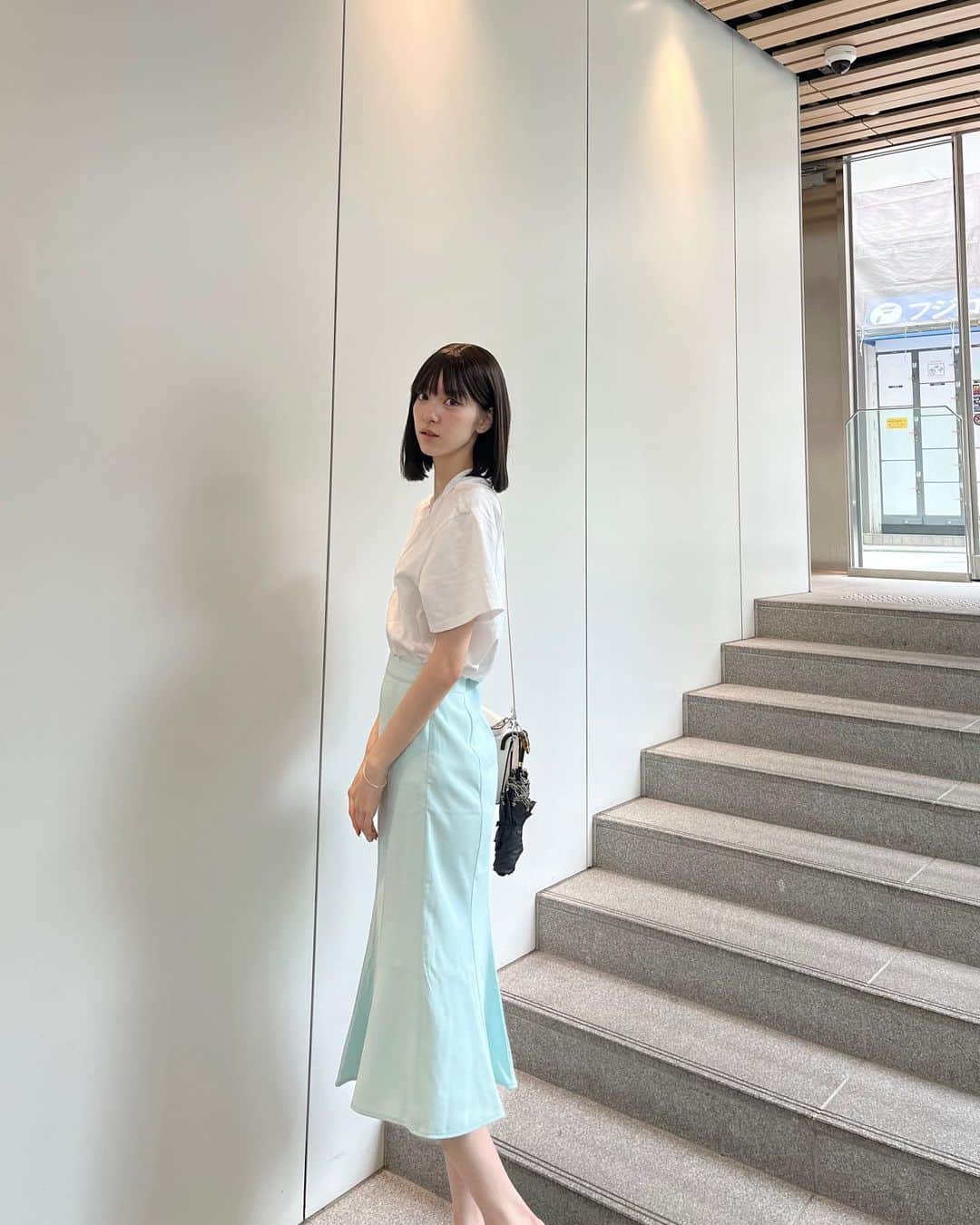 夏目璃乃のインスタグラム：「🩵嬉しいお知らせ🩵  本日7/7 から私が新色セレクトをしたマーメイドスカートが販売開始されます🎐 @chick___official さんとのコラボ商品です🫶🏻  夏っぽくてあまり見かけない色味だけど色んなシーンで着やすいようにとっても悩みました🥲  こちらから購入出来ます🪄 ZOZOの商品コード：73584328   #マーメイドスカート #夏服」